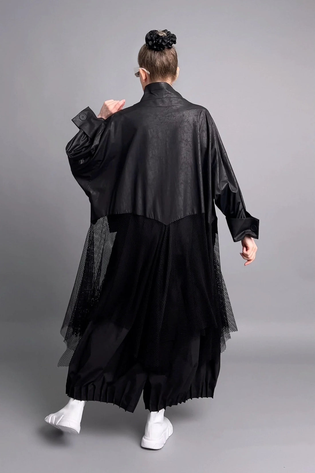 Caraclan Avantgarde Tunika aus Lederimitat mit Mesh-Details in Schwarz Übergangslook