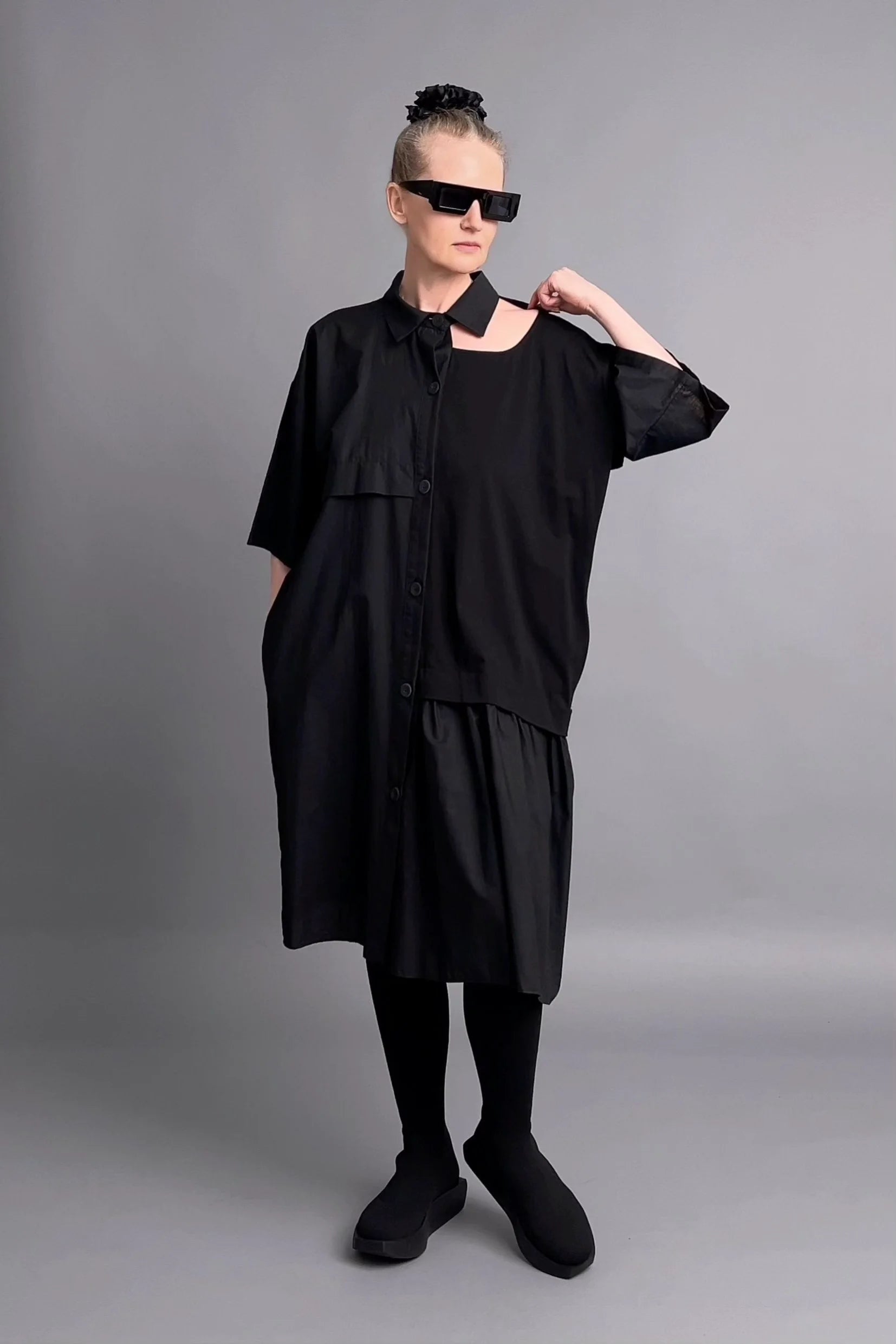 Luftiges Oversize-Kleid in Schwarz mit Asymmetrie und Kragen-Detail von Caraclan