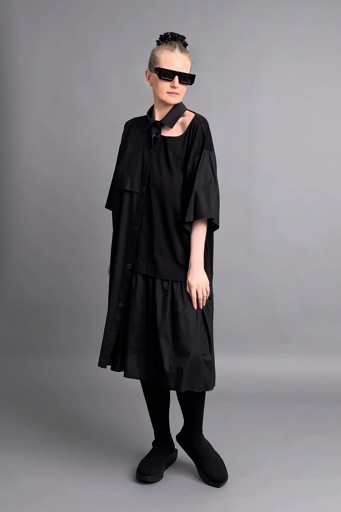 Luftiges Oversize-Kleid in Schwarz mit Asymmetrie und Kragen-Detail von Caraclan
