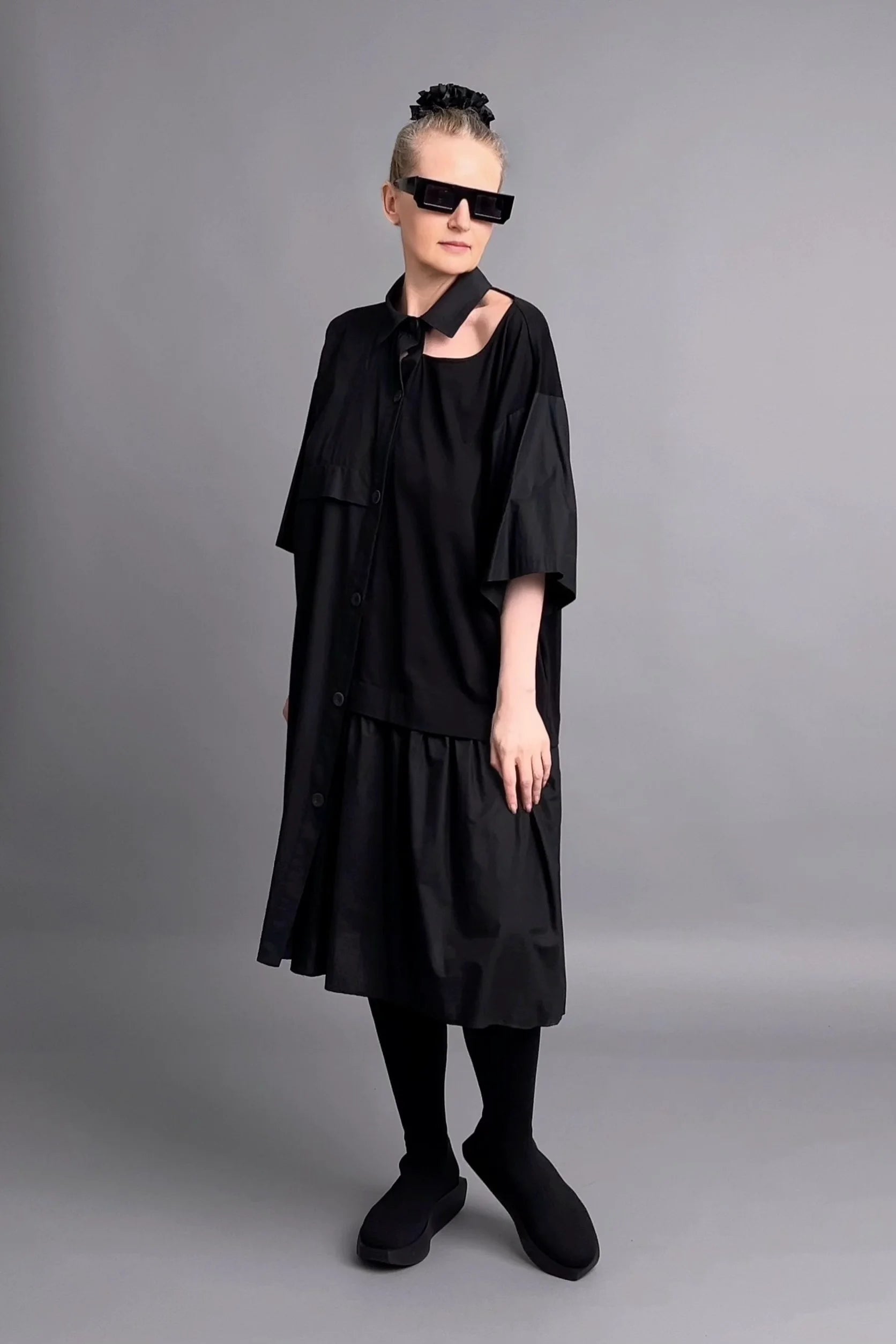 Luftiges Oversize-Kleid in Schwarz mit Asymmetrie und Kragen-Detail von Caraclan