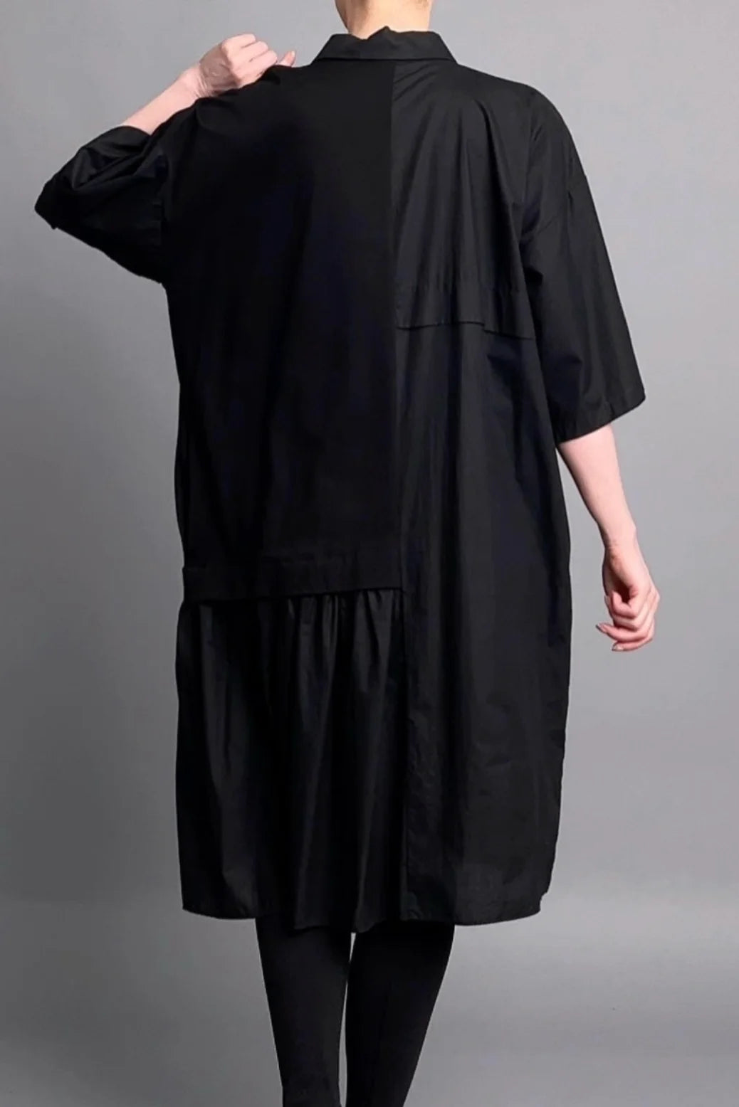 Luftiges Oversize-Kleid in Schwarz mit Asymmetrie und Kragen-Detail von Caraclan