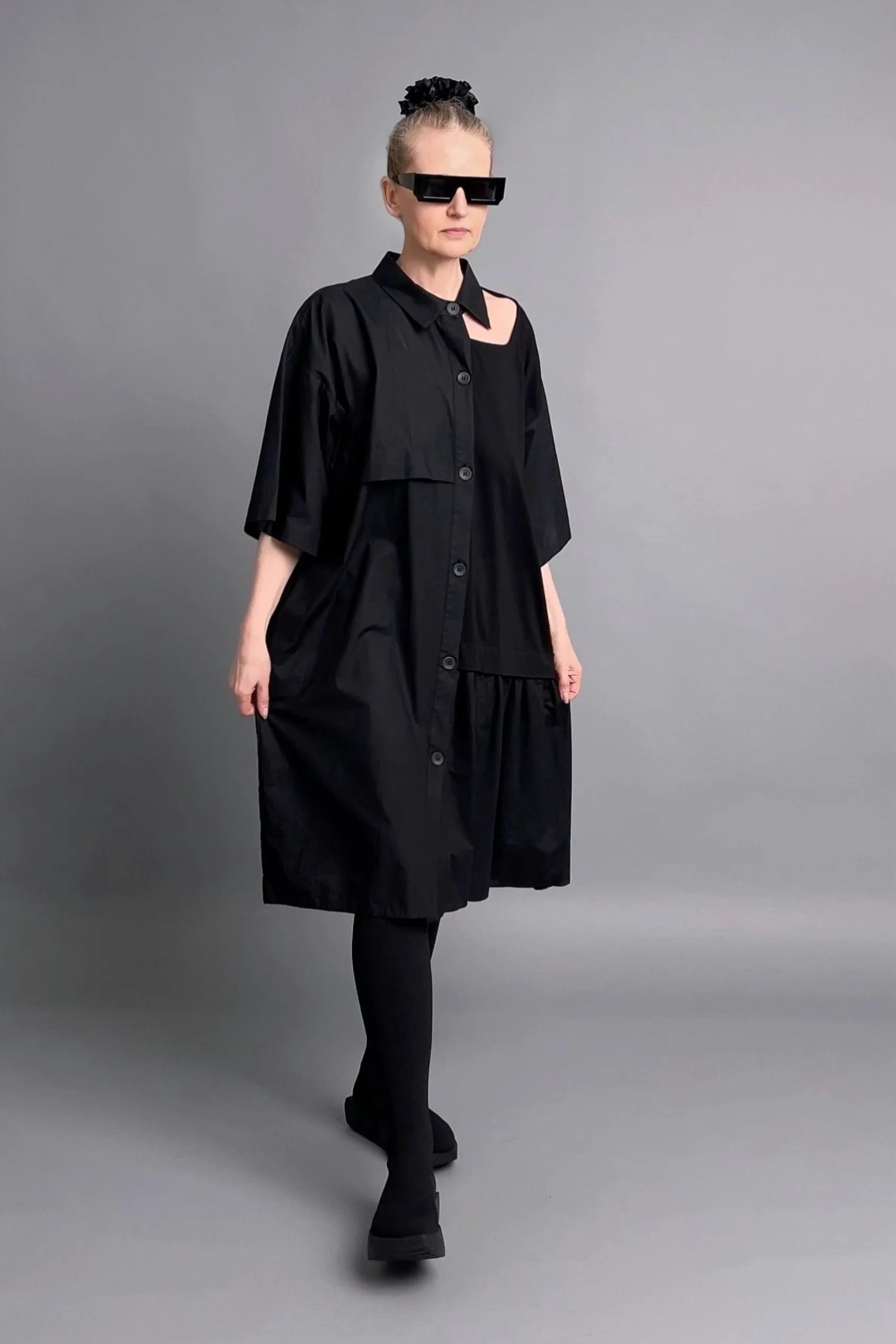 Luftiges Oversize-Kleid in Schwarz mit Asymmetrie und Kragen-Detail von Caraclan