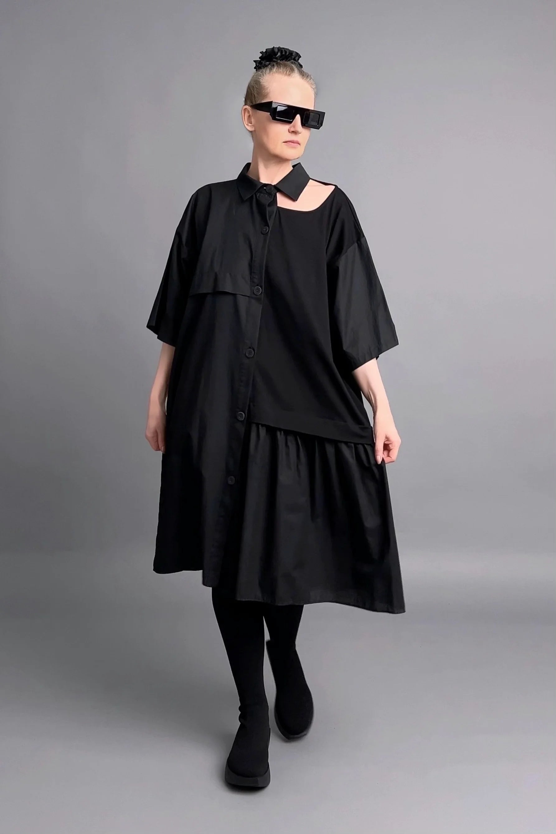 Luftiges Oversize-Kleid in Schwarz mit Asymmetrie und Kragen-Detail von Caraclan