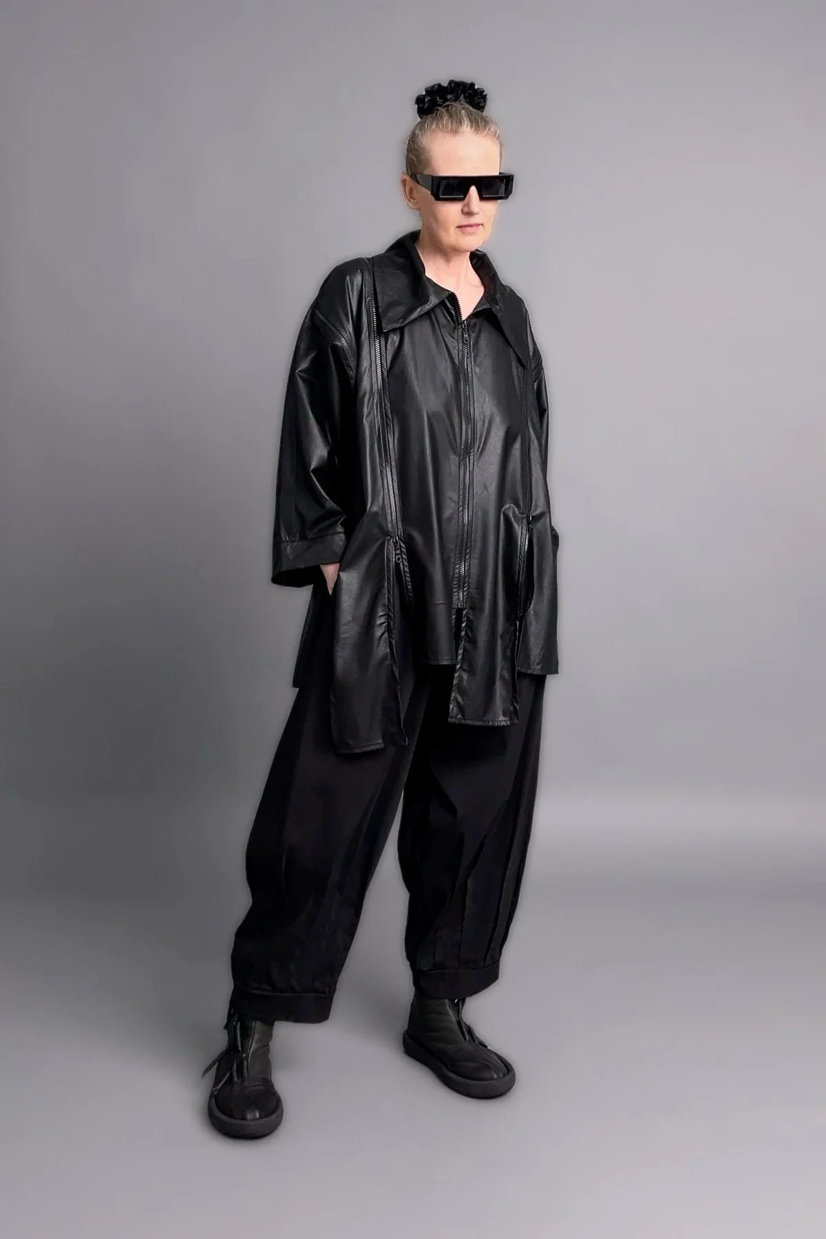 Oversize-Jacke aus glattem Lederimitat mit Zip-Details und weitem Schnitt in Schwarz