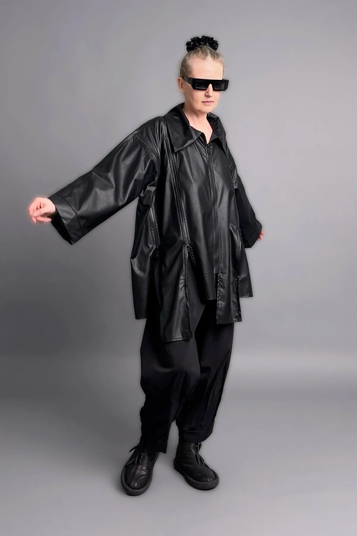 Oversize-Jacke aus glattem Lederimitat mit Zip-Details und weitem Schnitt in Schwarz