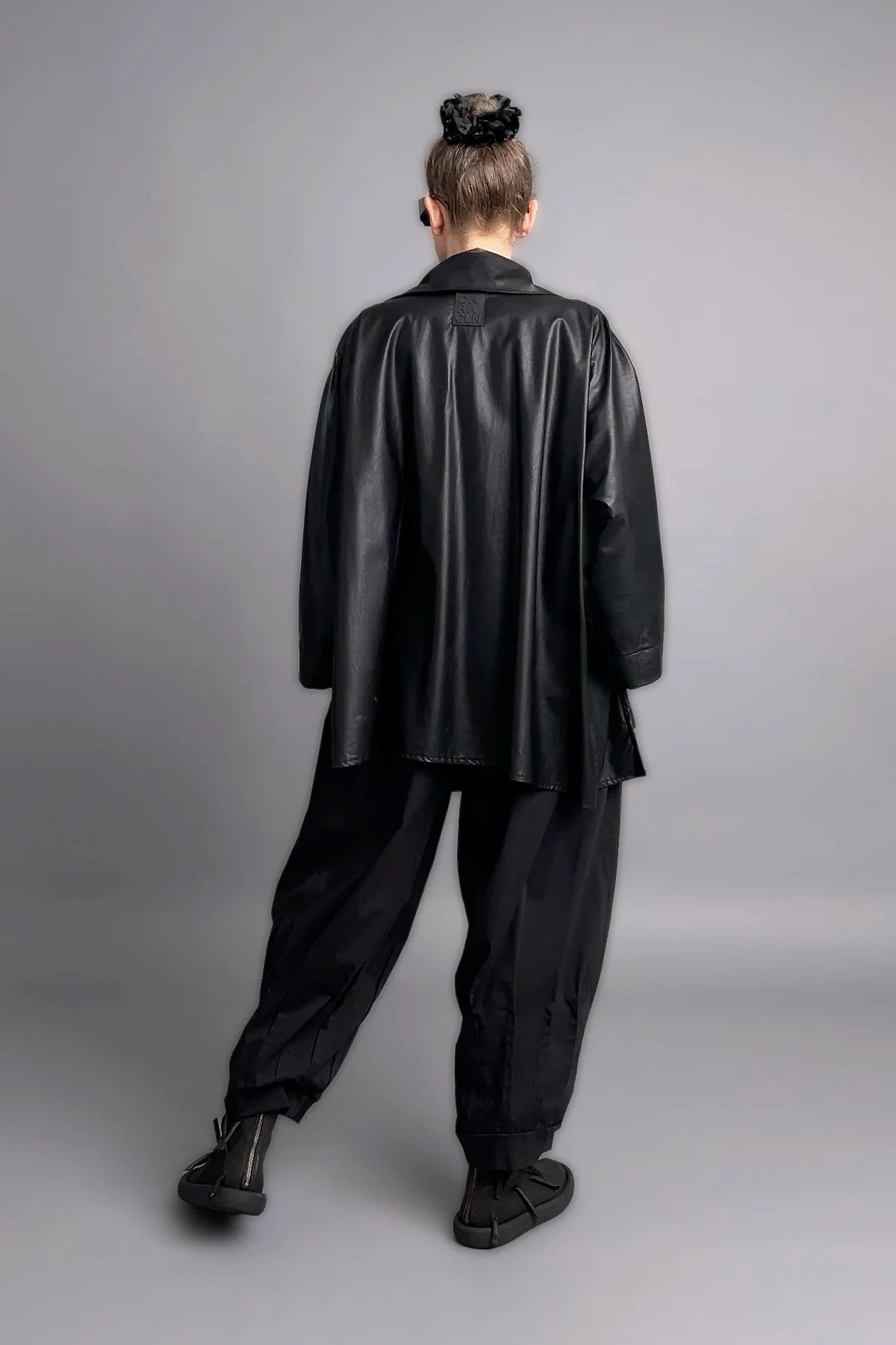 Oversize-Jacke aus glattem Lederimitat mit Zip-Details und weitem Schnitt in Schwarz