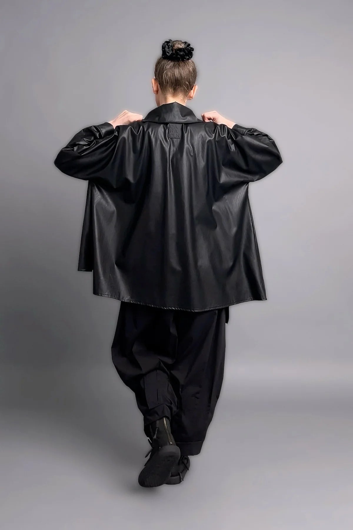 Oversize-Jacke aus glattem Lederimitat mit Zip-Details und weitem Schnitt in Schwarz