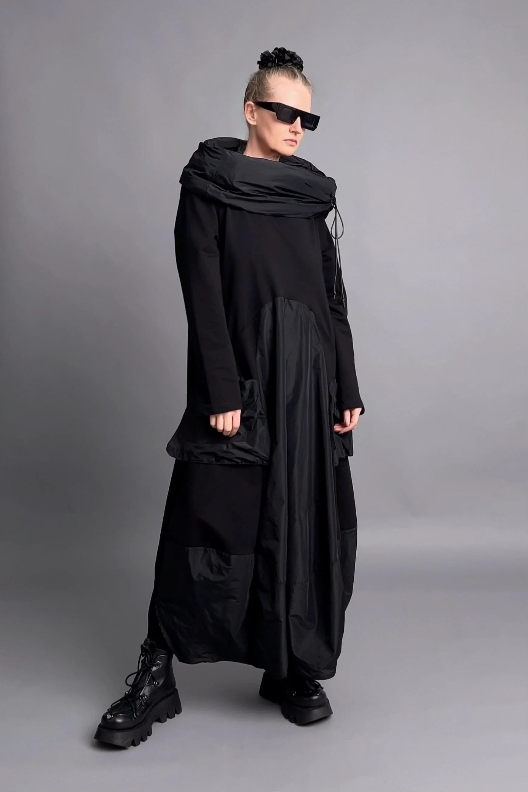 Caraclan Avantgarde-Kleid mit abnehmbarem Kragen aus French Terry in Schwarz