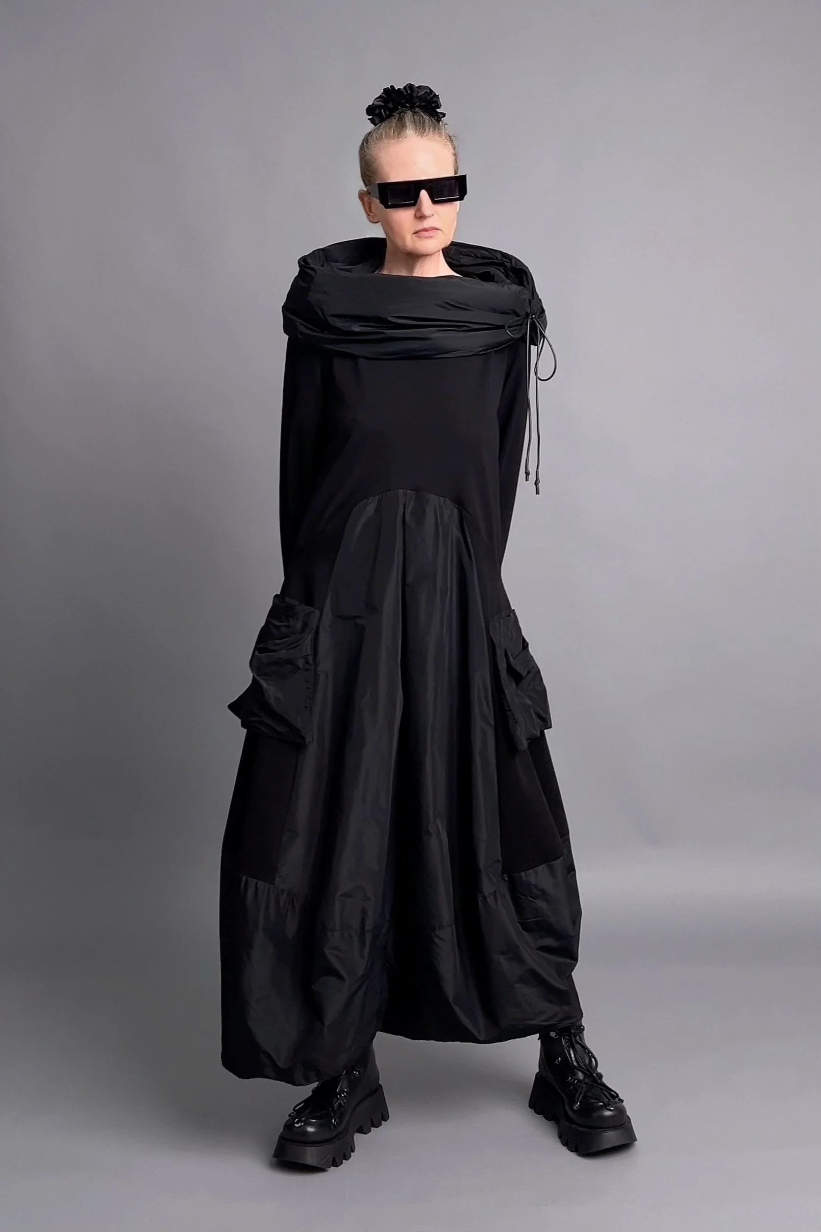 Caraclan Avantgarde-Kleid mit abnehmbarem Kragen aus French Terry in Schwarz