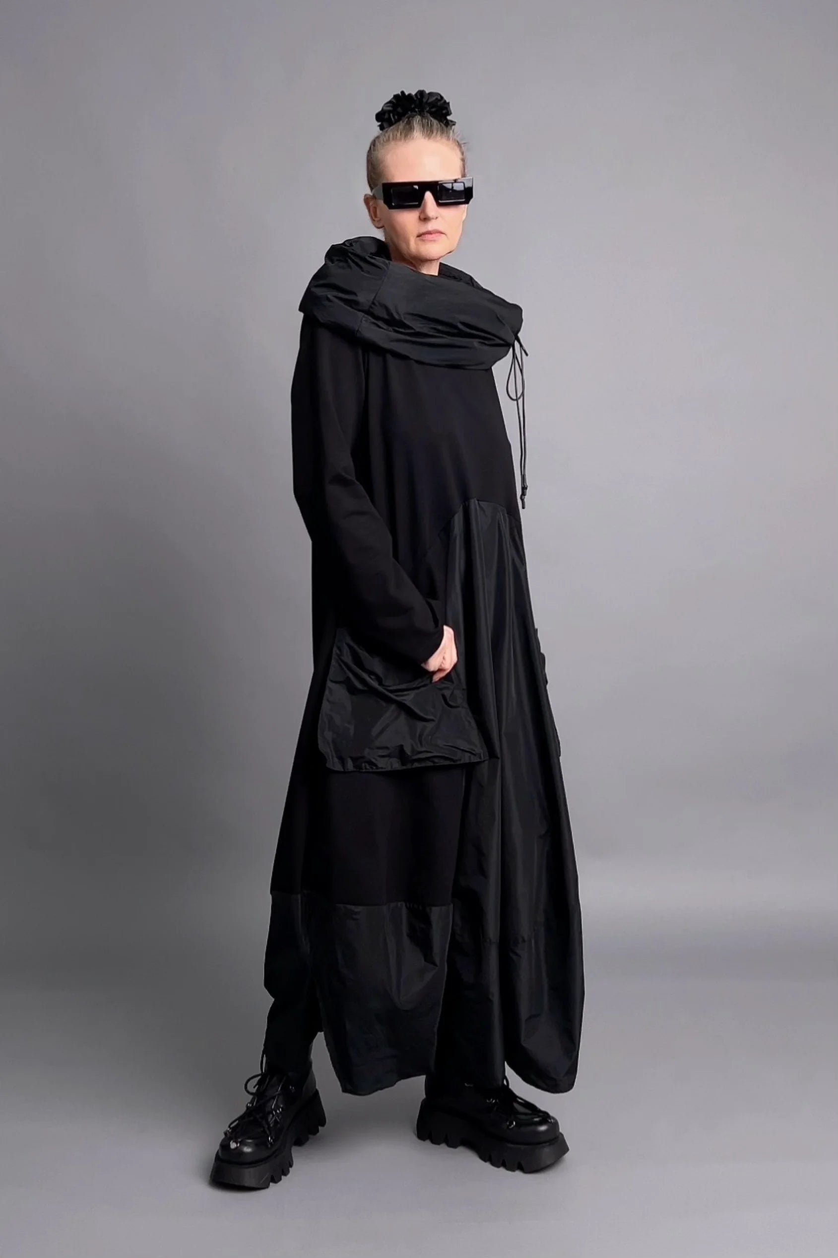 Caraclan Avantgarde-Kleid mit abnehmbarem Kragen aus French Terry in Schwarz