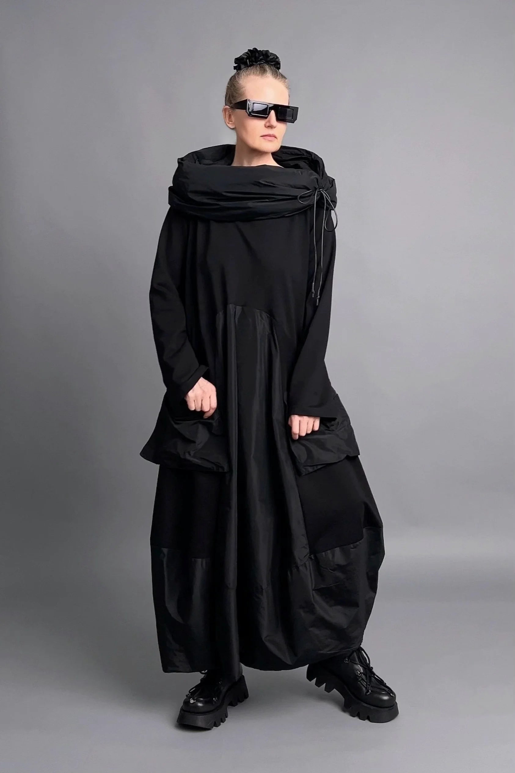 Caraclan Avantgarde-Kleid mit abnehmbarem Kragen aus French Terry in Schwarz