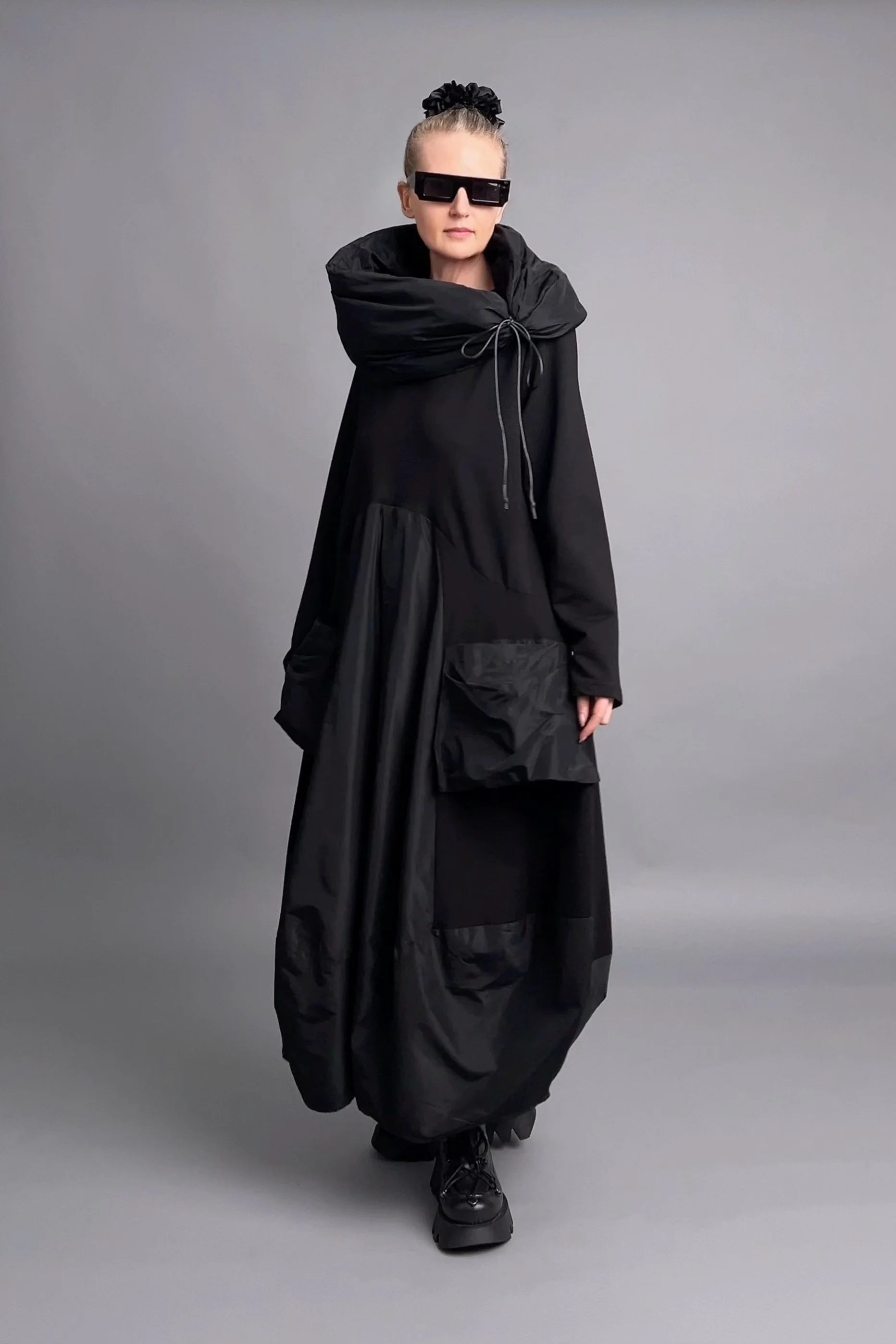 Caraclan Avantgarde-Kleid mit abnehmbarem Kragen aus French Terry in Schwarz