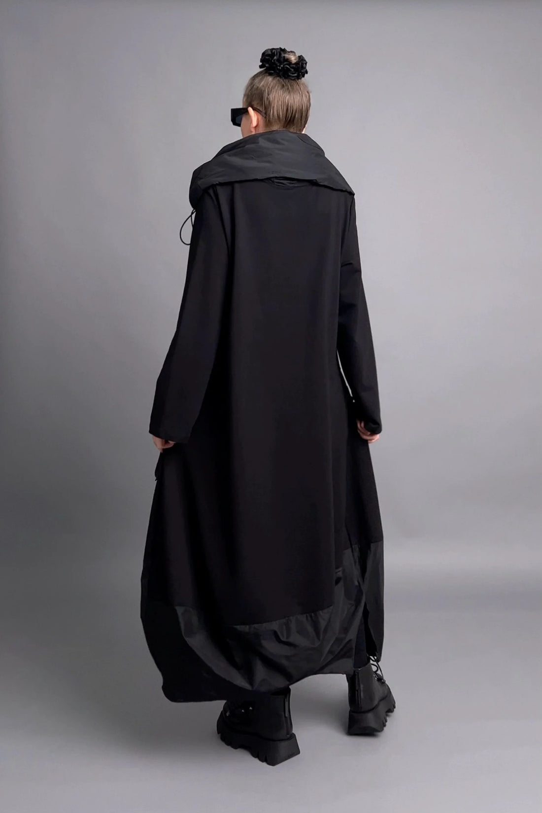 Caraclan Avantgarde-Kleid mit abnehmbarem Kragen aus French Terry in Schwarz