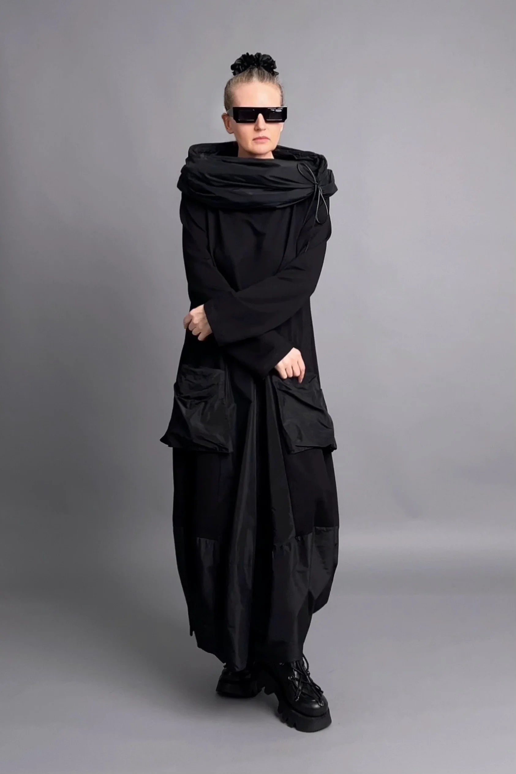 Caraclan Avantgarde-Kleid mit abnehmbarem Kragen aus French Terry in Schwarz