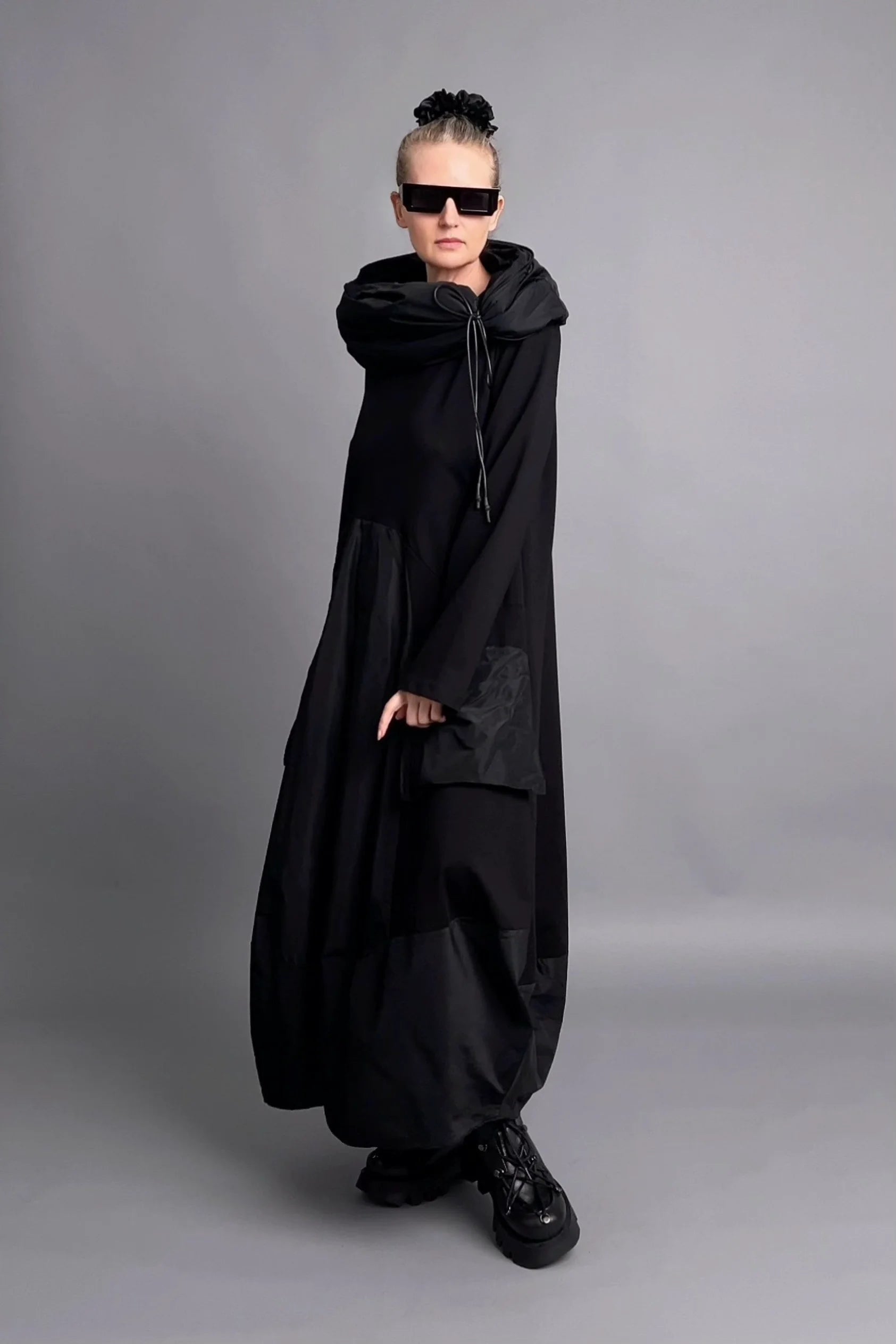 Caraclan Avantgarde-Kleid mit abnehmbarem Kragen aus French Terry in Schwarz