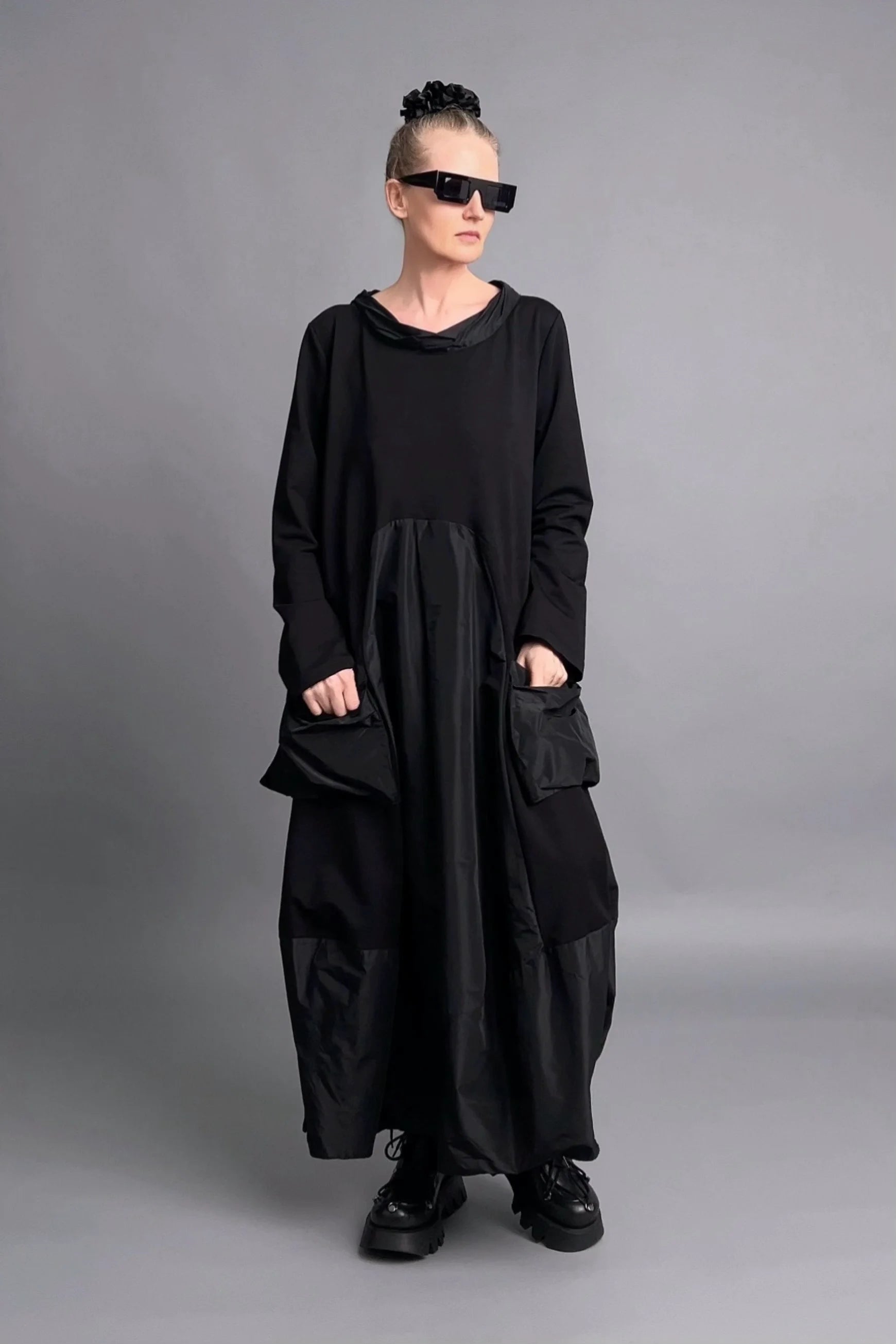 Caraclan Avantgarde-Kleid mit abnehmbarem Kragen aus French Terry in Schwarz