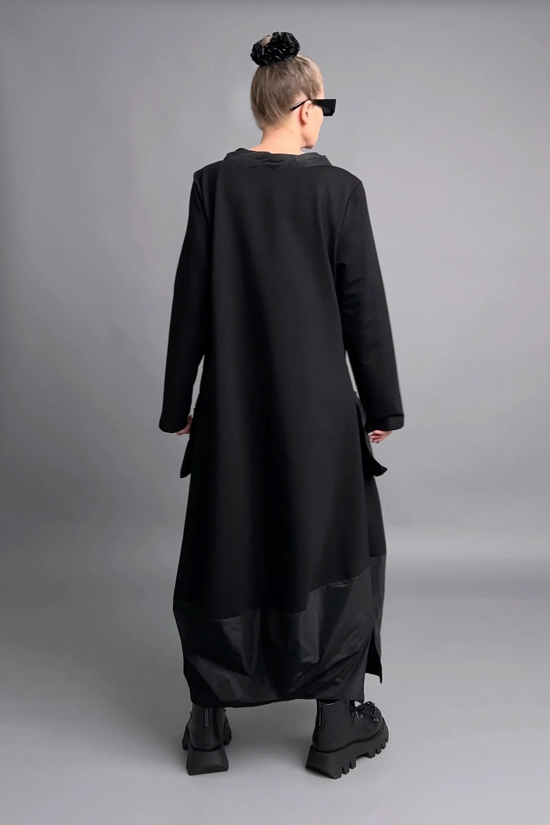 Caraclan Avantgarde-Kleid mit abnehmbarem Kragen aus French Terry in Schwarz