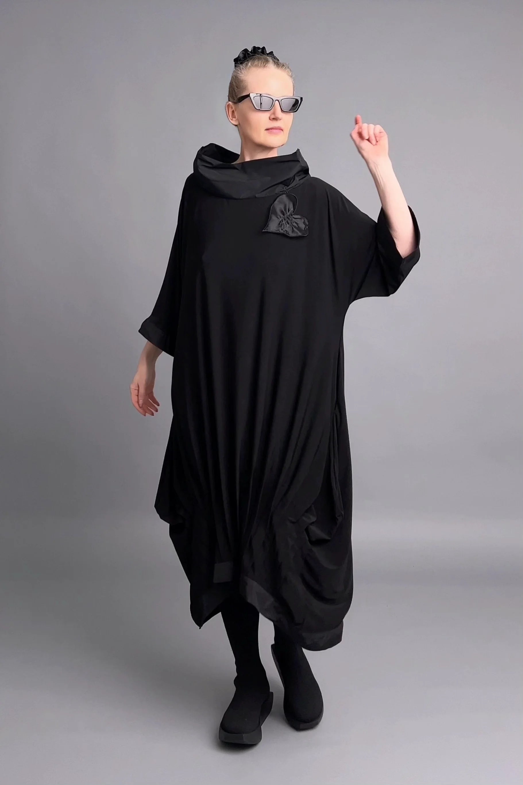 Avantgarde-Kleid mit abnehmbarer Blütenapplikation und Drapierung von Caraclan