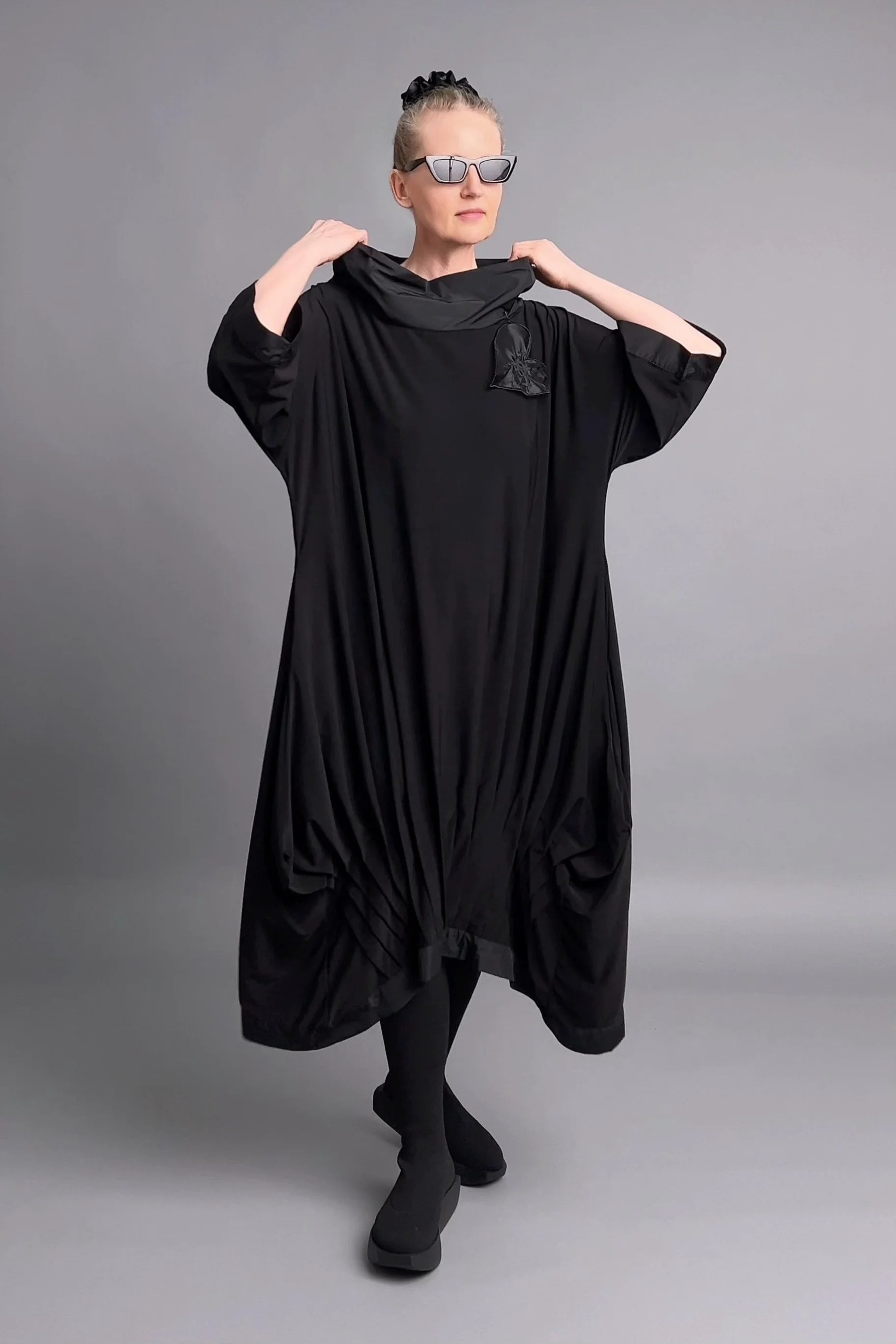 Avantgarde-Kleid mit abnehmbarer Blütenapplikation und Drapierung von Caraclan