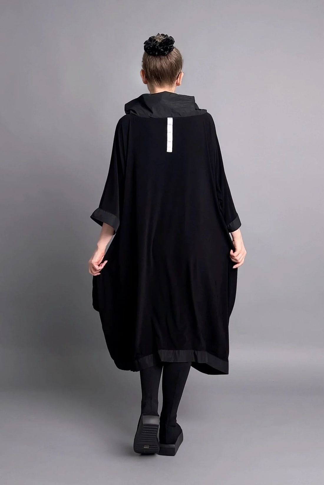 Avantgarde-Kleid mit abnehmbarer Blütenapplikation und Drapierung von Caraclan