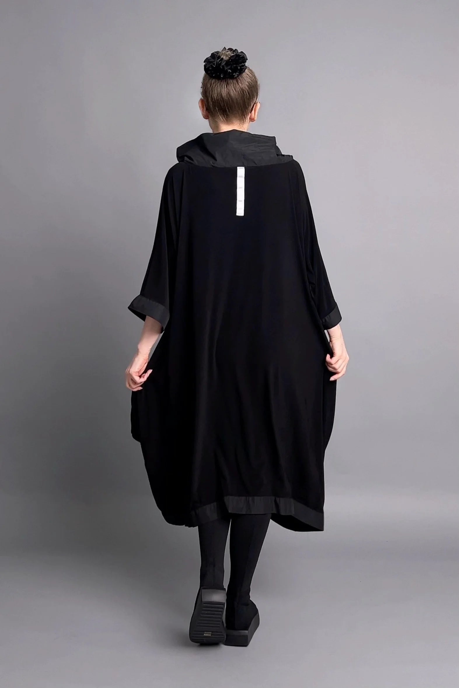 Avantgarde-Kleid mit abnehmbarer Blütenapplikation und Drapierung von Caraclan