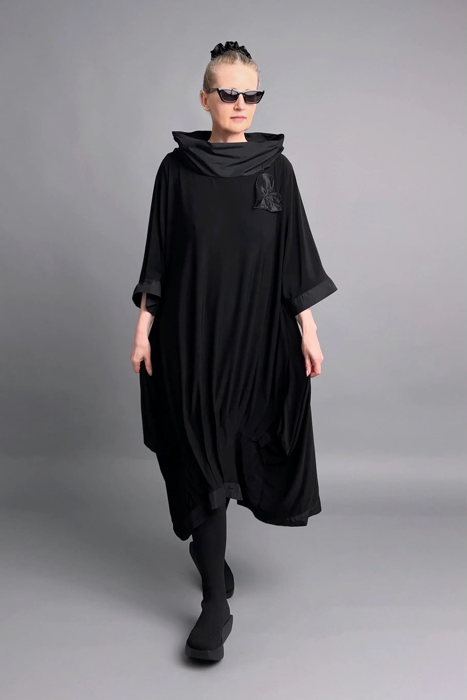 Avantgarde-Kleid mit abnehmbarer Blütenapplikation und Drapierung von Caraclan