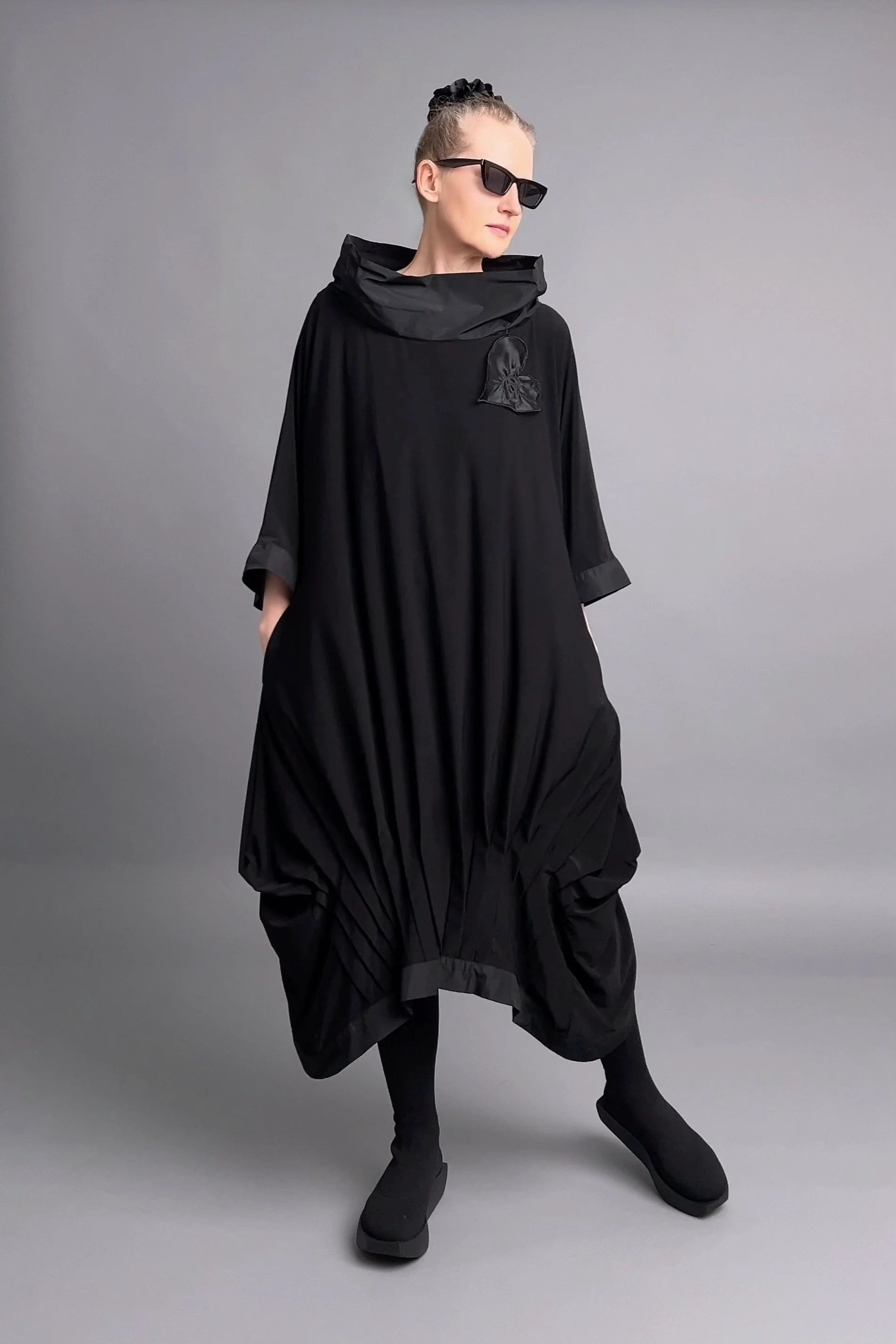 Avantgarde-Kleid mit abnehmbarer Blütenapplikation und Drapierung von Caraclan