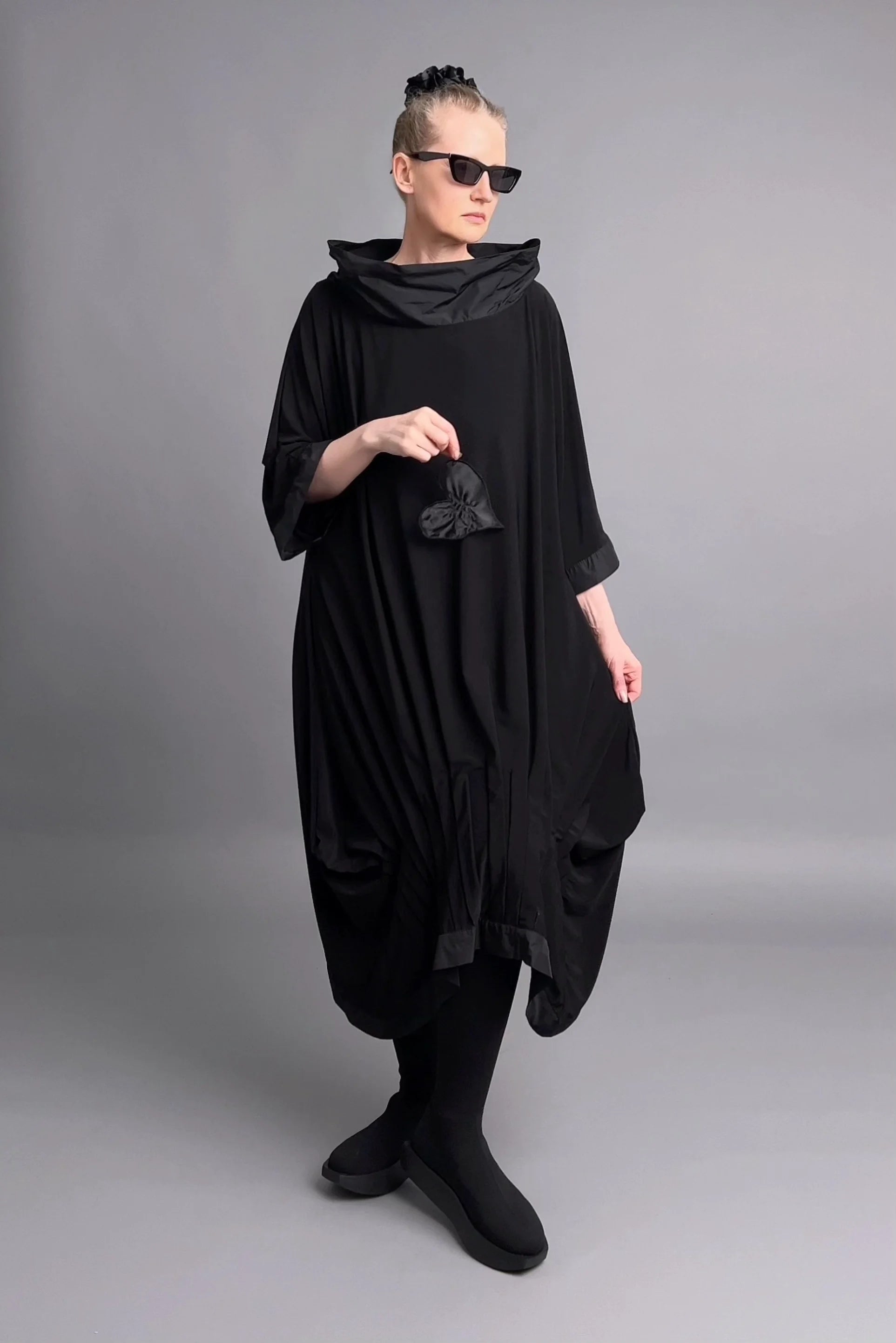 Avantgarde-Kleid mit abnehmbarer Blütenapplikation und Drapierung von Caraclan