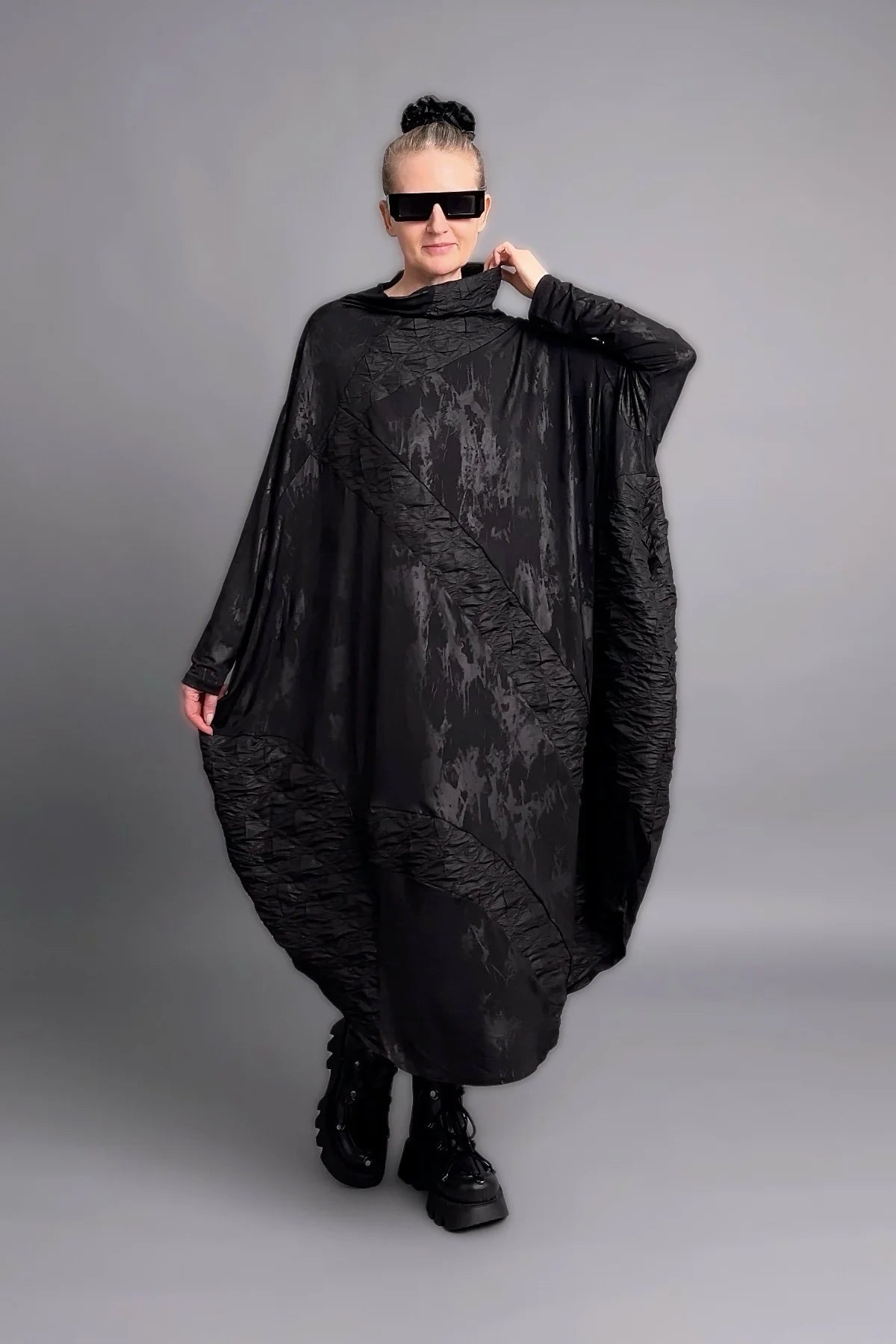 Oversize-Kleid aus Slinky mit Jacquard-Struktur in Schwarz mit drapierter Schnittform