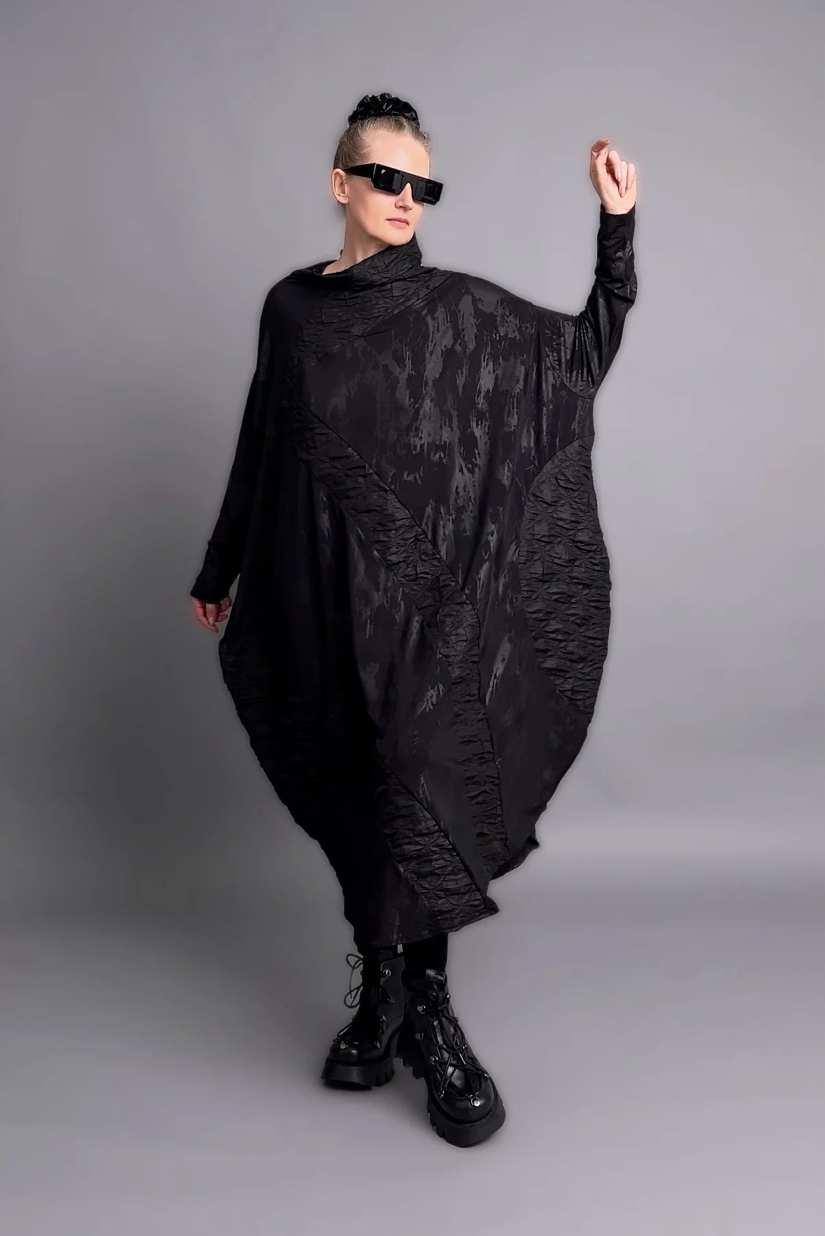 Oversize-Kleid aus Slinky mit Jacquard-Struktur in Schwarz mit drapierter Schnittform