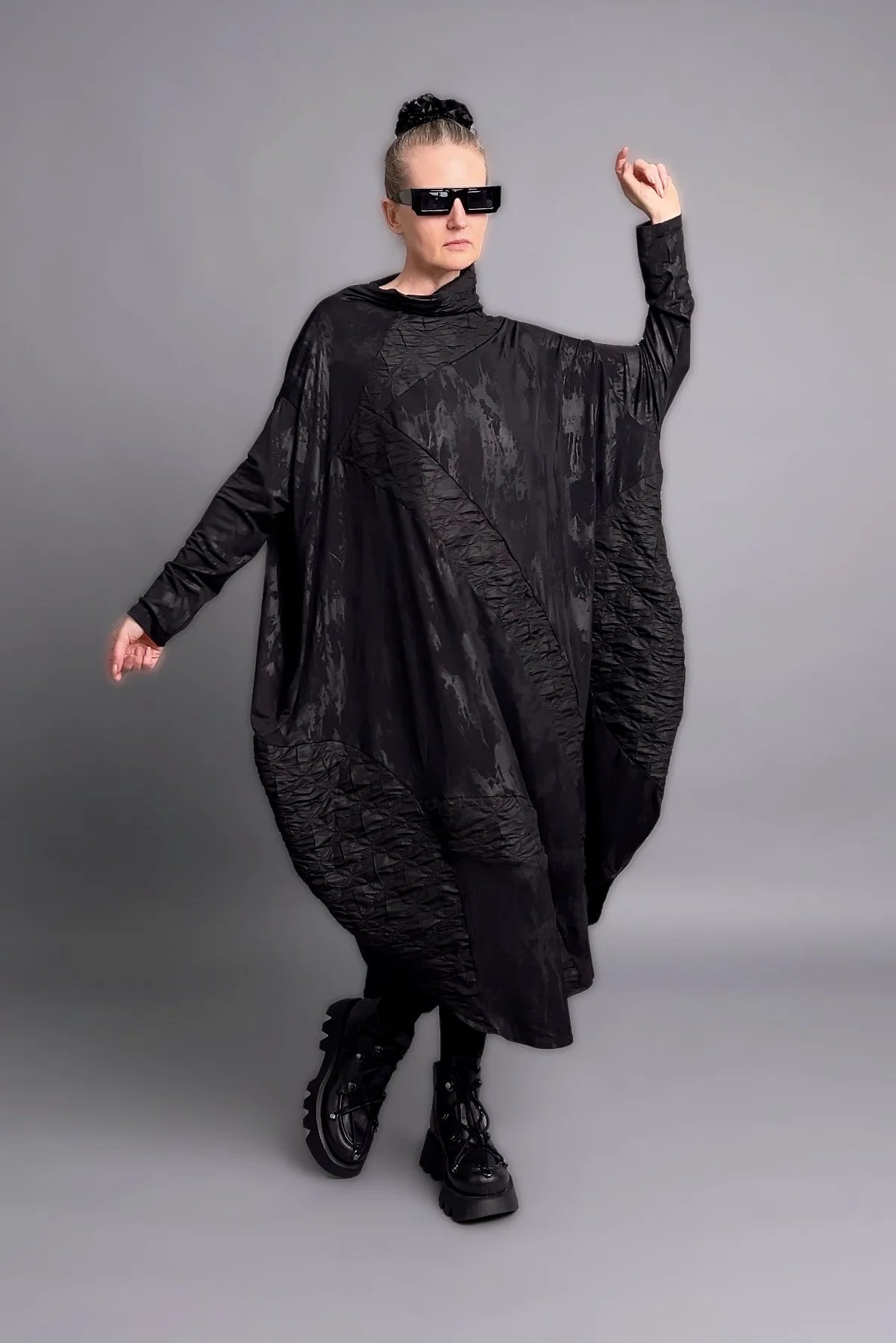 Oversize-Kleid aus Slinky mit Jacquard-Struktur in Schwarz mit drapierter Schnittform