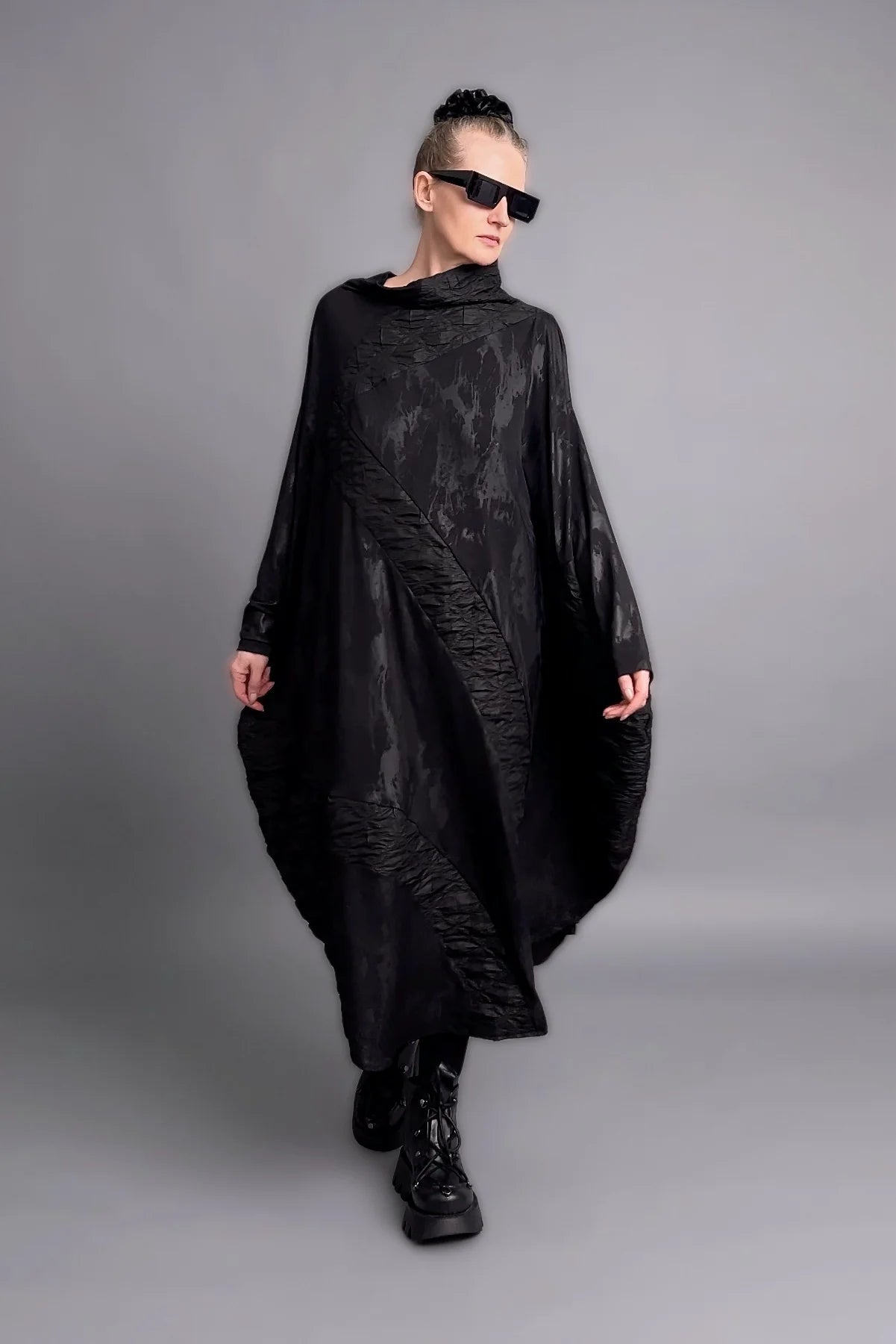 Oversize-Kleid aus Slinky mit Jacquard-Struktur in Schwarz mit drapierter Schnittform