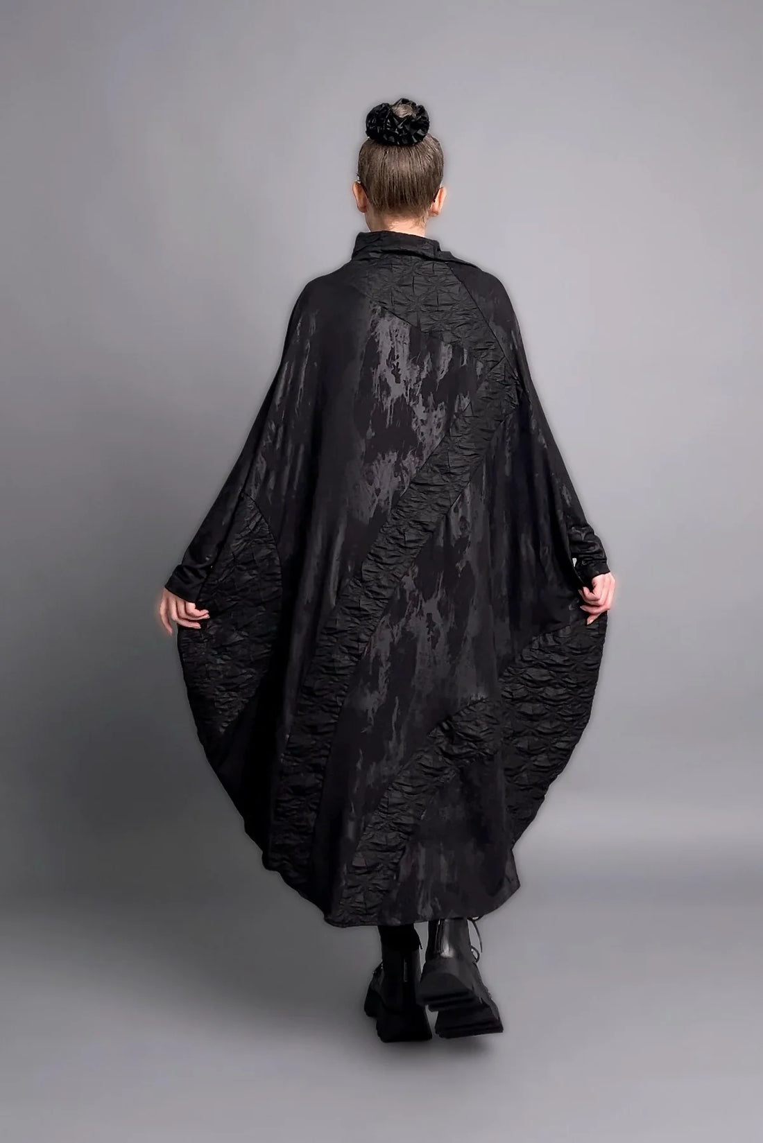Oversize-Kleid aus Slinky mit Jacquard-Struktur in Schwarz mit drapierter Schnittform