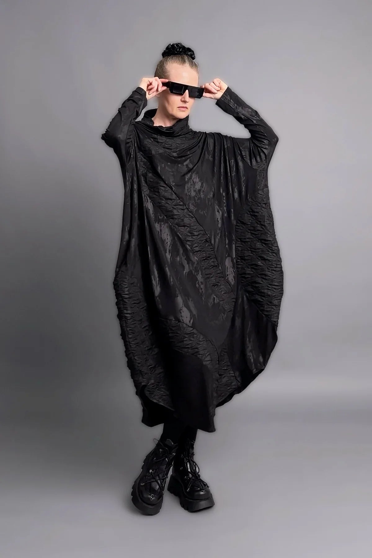 Oversize-Kleid aus Slinky mit Jacquard-Struktur in Schwarz mit drapierter Schnittform