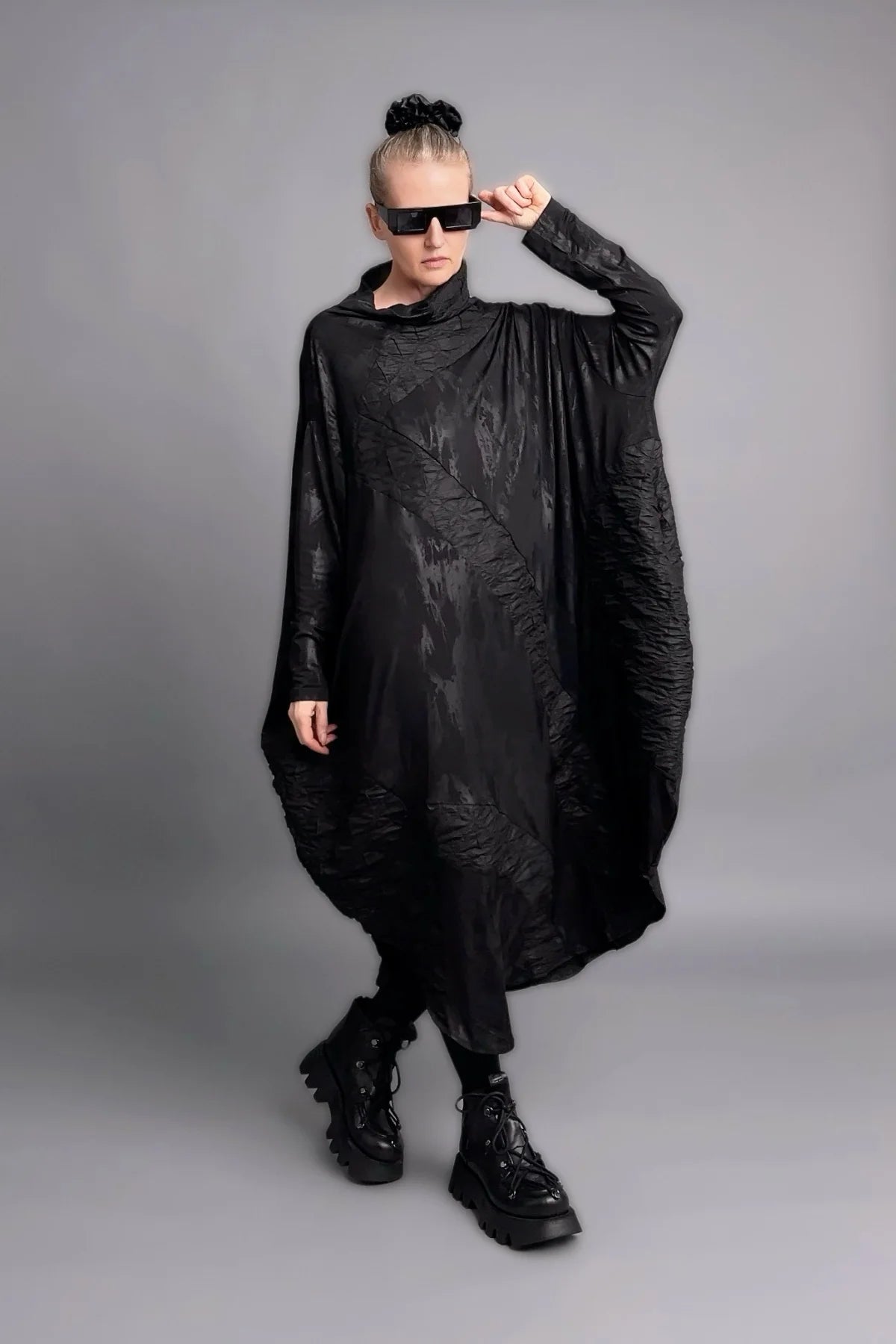 Oversize-Kleid aus Slinky mit Jacquard-Struktur in Schwarz mit drapierter Schnittform