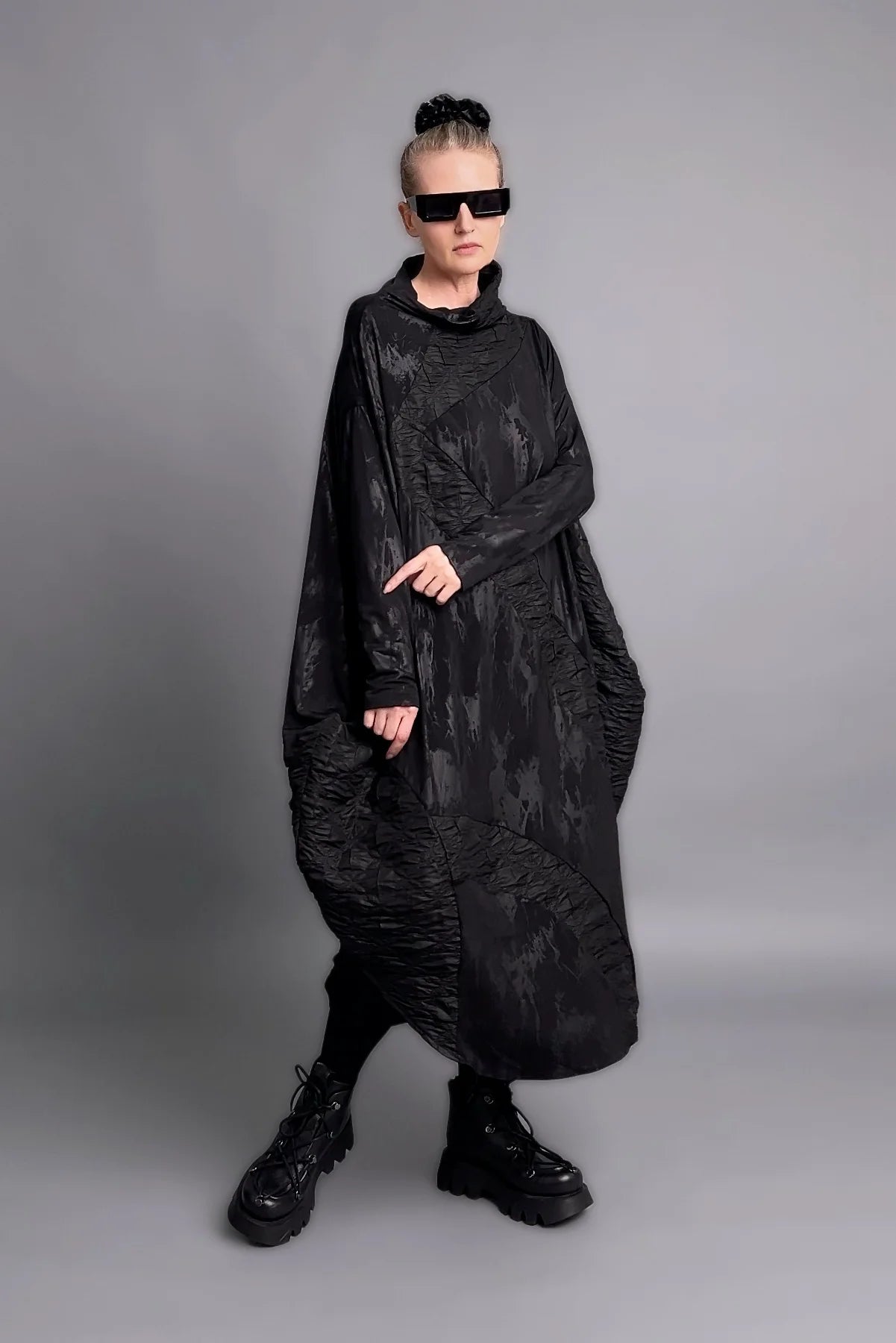 Oversize-Kleid aus Slinky mit Jacquard-Struktur in Schwarz mit drapierter Schnittform