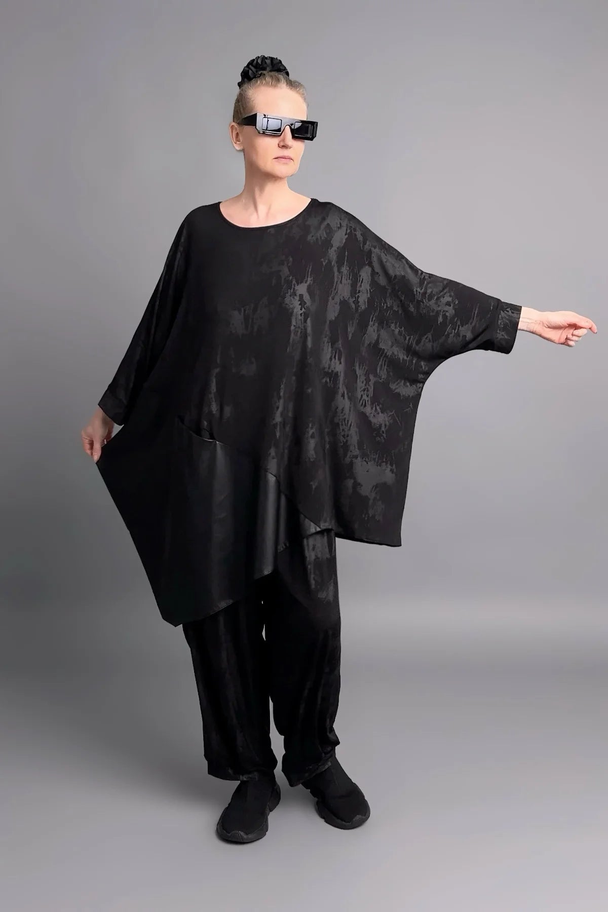 Asymmetrische Oversize-Tunika aus Slinky mit Lederoptik-Detail in Schwarz
