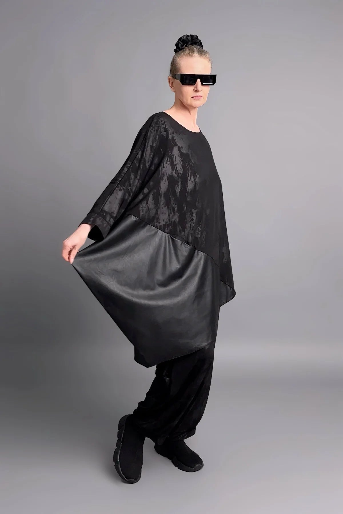 Asymmetrische Oversize-Tunika aus Slinky mit Lederoptik-Detail in Schwarz
