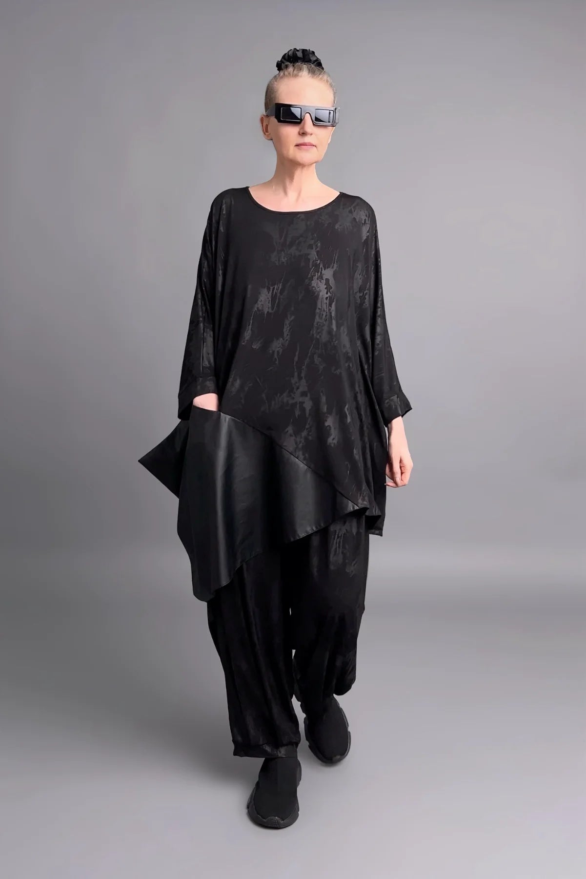 Asymmetrische Oversize-Tunika aus Slinky mit Lederoptik-Detail in Schwarz