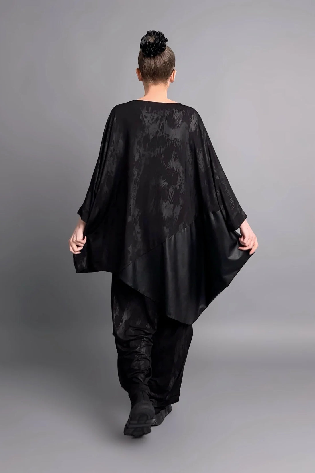 Asymmetrische Oversize-Tunika aus Slinky mit Lederoptik-Detail in Schwarz