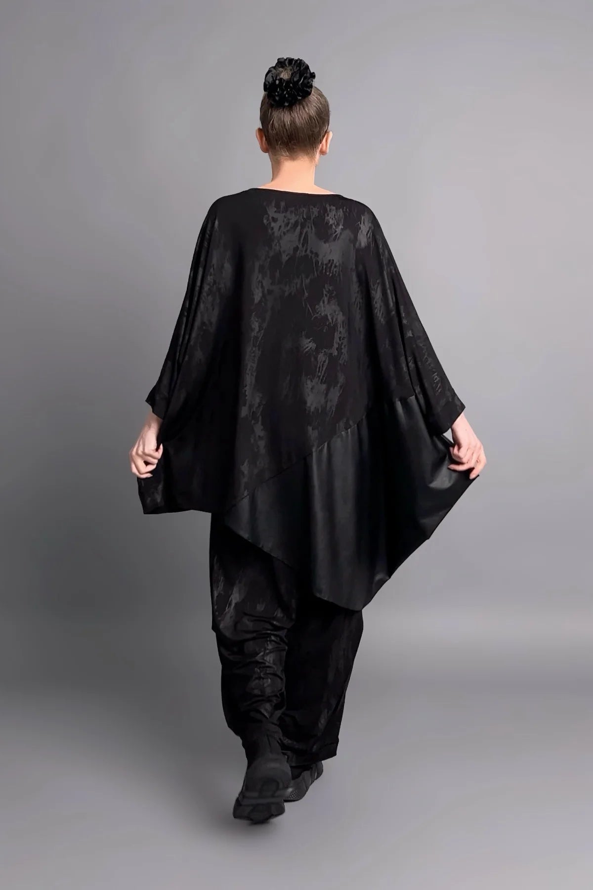 Asymmetrische Oversize-Tunika aus Slinky mit Lederoptik-Detail in Schwarz