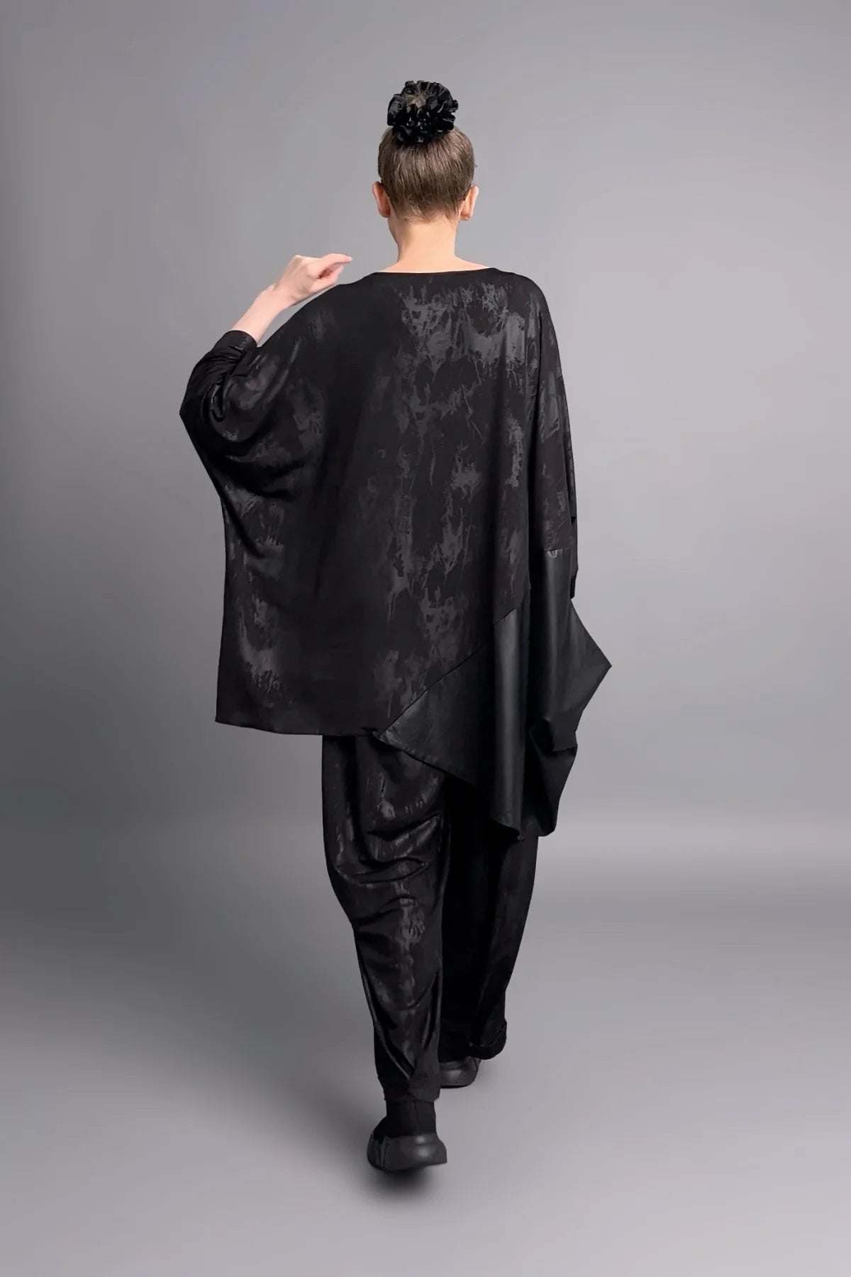 Asymmetrische Oversize-Tunika aus Slinky mit Lederoptik-Detail in Schwarz