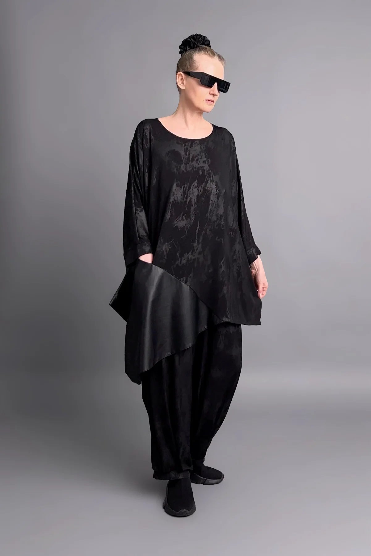 Asymmetrische Oversize-Tunika aus Slinky mit Lederoptik-Detail in Schwarz