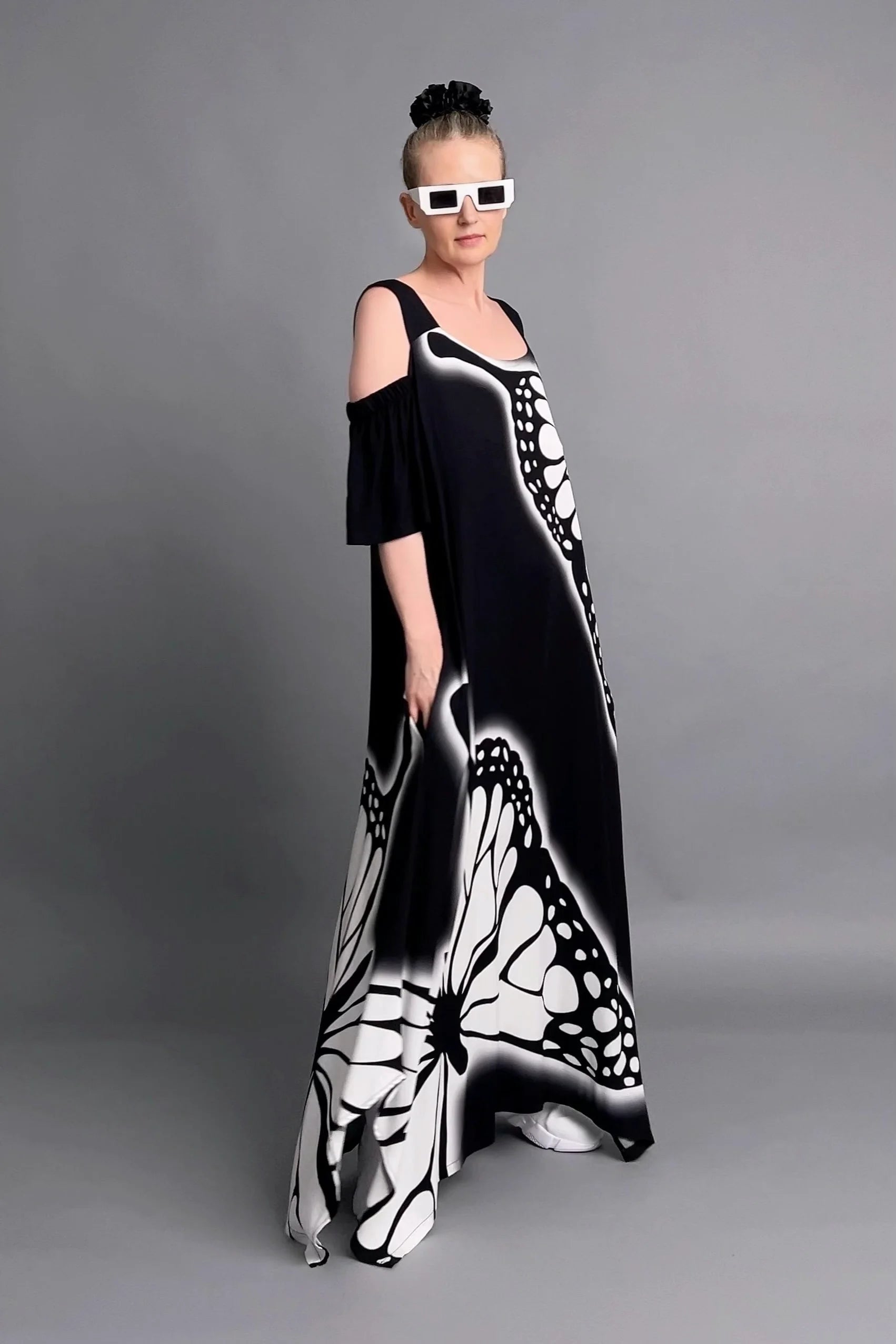 Schwarzes Maxikleid mit Schmetterlingsprint und Cut-Out-Schultern von Do Lares – luftig leicht