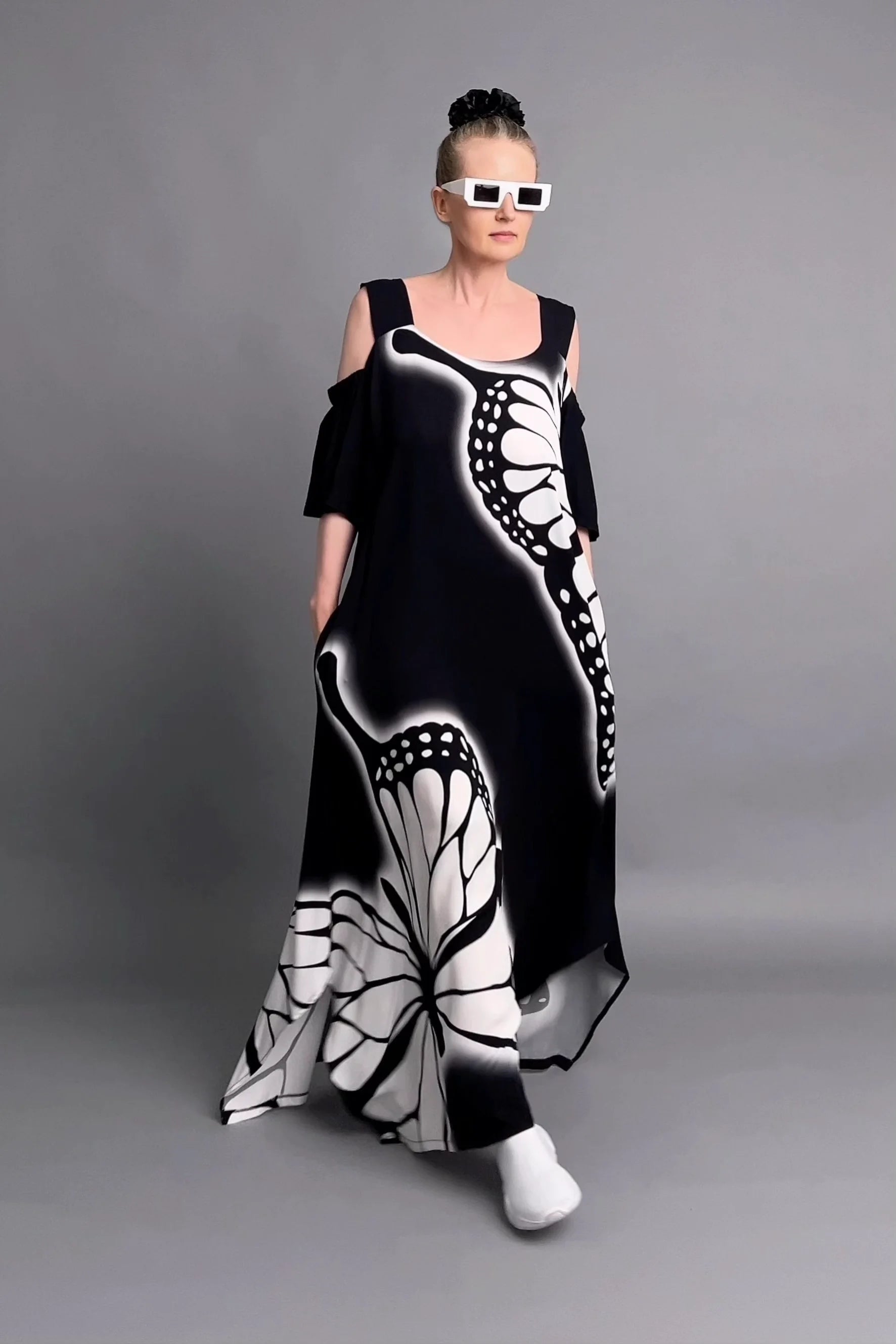Schwarzes Maxikleid mit Schmetterlingsprint und Cut-Out-Schultern von Do Lares – luftig leicht