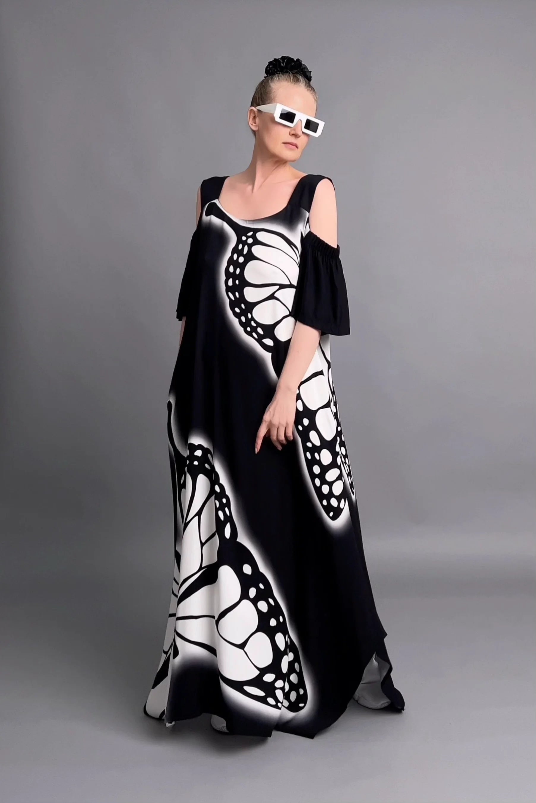Schwarzes Maxikleid mit Schmetterlingsprint und Cut-Out-Schultern von Do Lares – luftig leicht