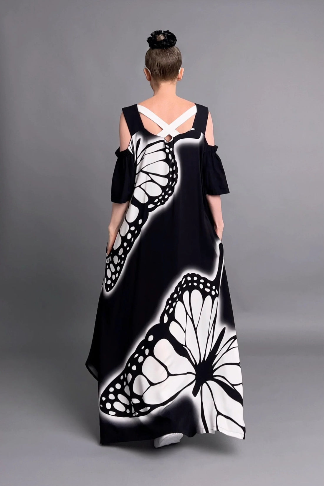 Schwarzes Maxikleid mit Schmetterlingsprint und Cut-Out-Schultern von Do Lares – luftig leicht