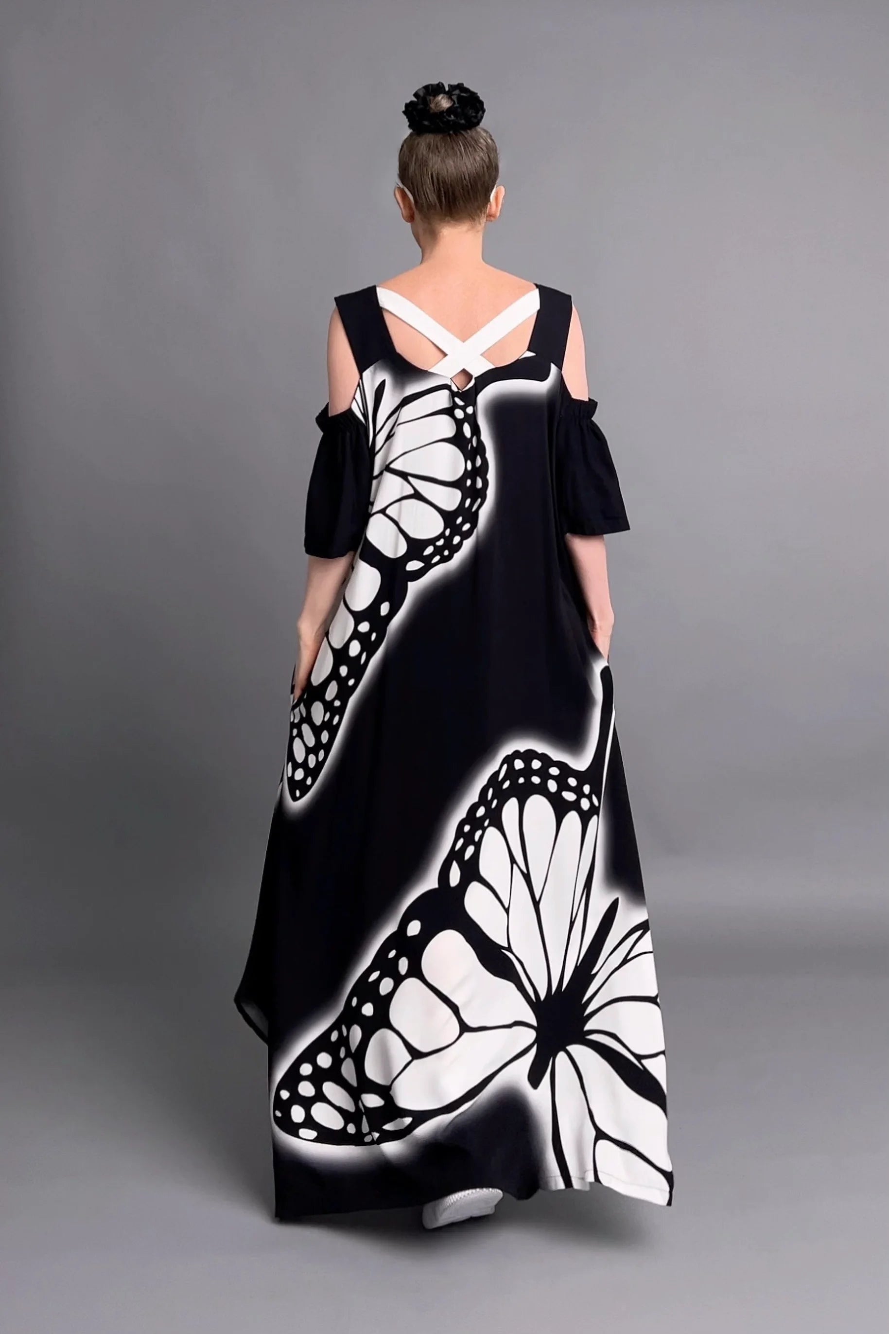 Schwarzes Maxikleid mit Schmetterlingsprint und Cut-Out-Schultern von Do Lares – luftig leicht