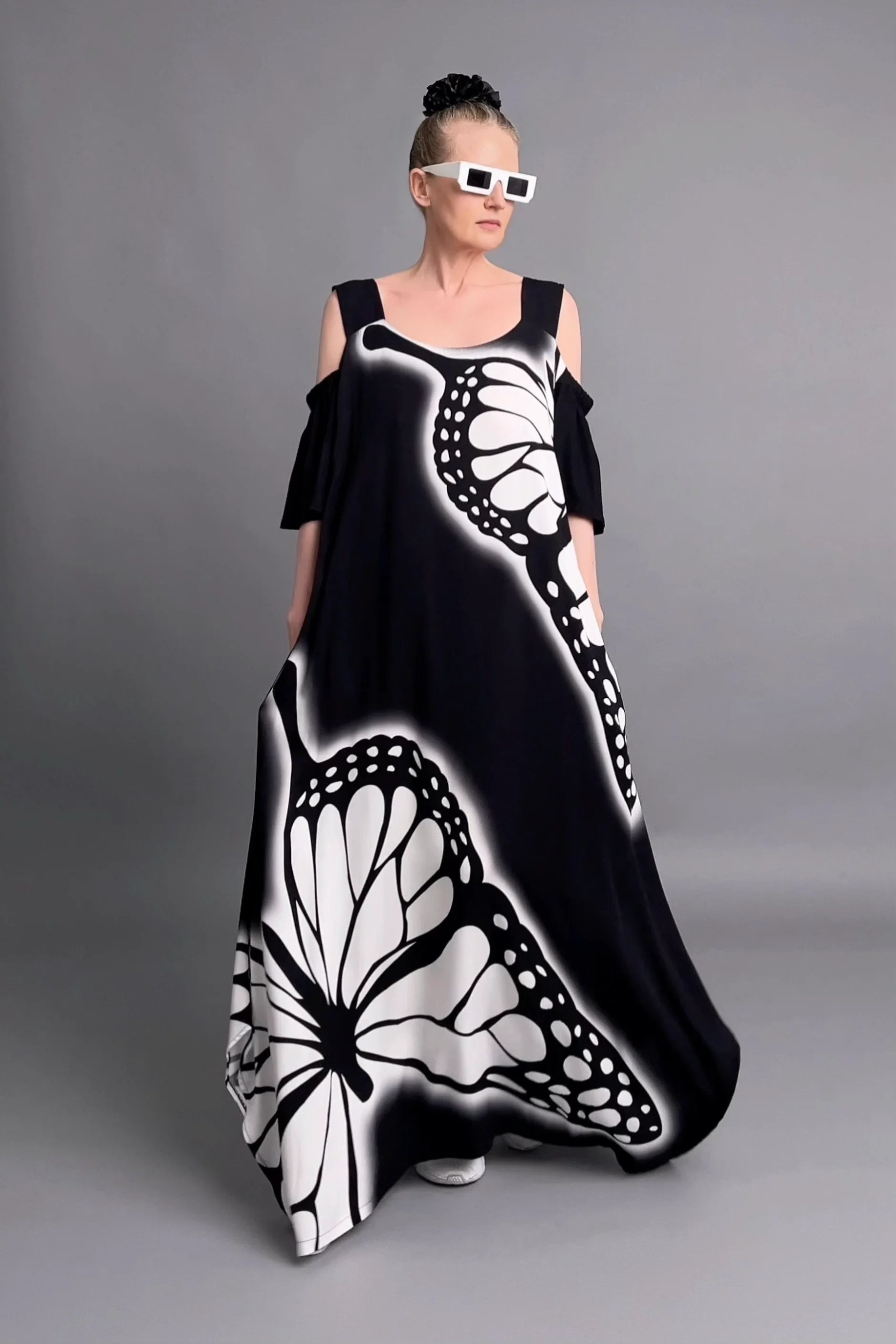 Schwarzes Maxikleid mit Schmetterlingsprint und Cut-Out-Schultern von Do Lares – luftig leicht