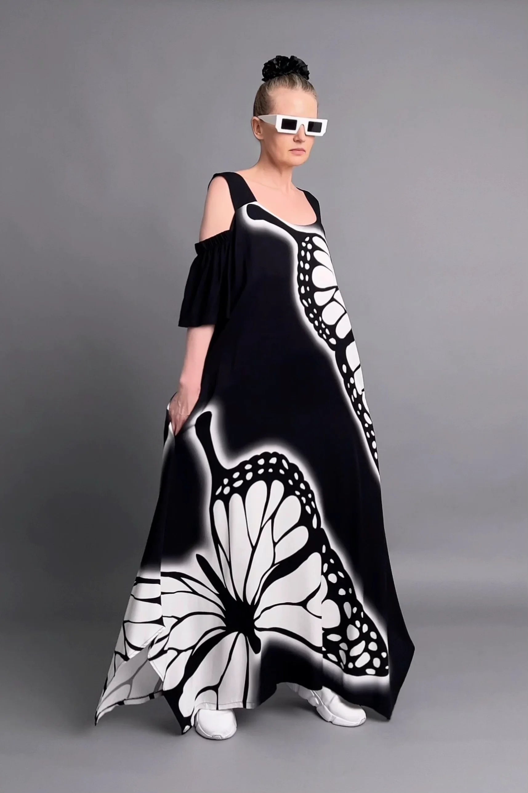 Schwarzes Maxikleid mit Schmetterlingsprint und Cut-Out-Schultern von Do Lares – luftig leicht